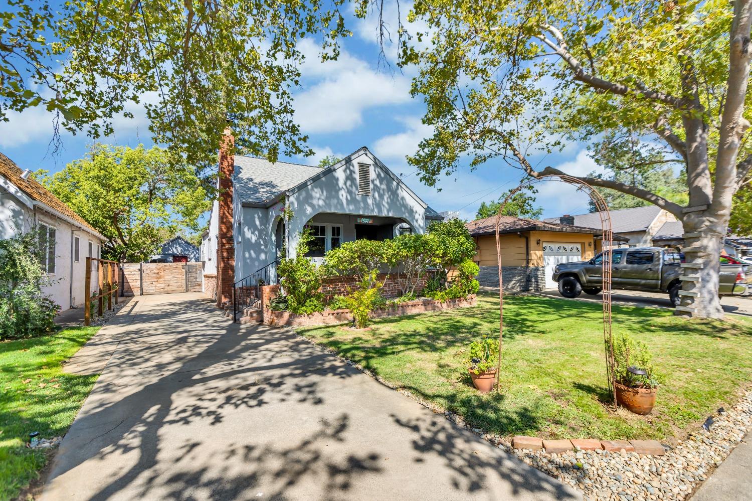 Detail Gallery Image 1 of 1 For 2604 59th St, Sacramento,  CA 95817 - 2 Beds | 2 Baths