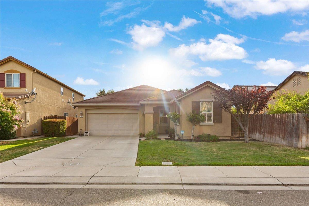 Detail Gallery Image 1 of 40 For 1725 Cocomo Pl, Manteca,  CA 95337 - 3 Beds | 2 Baths