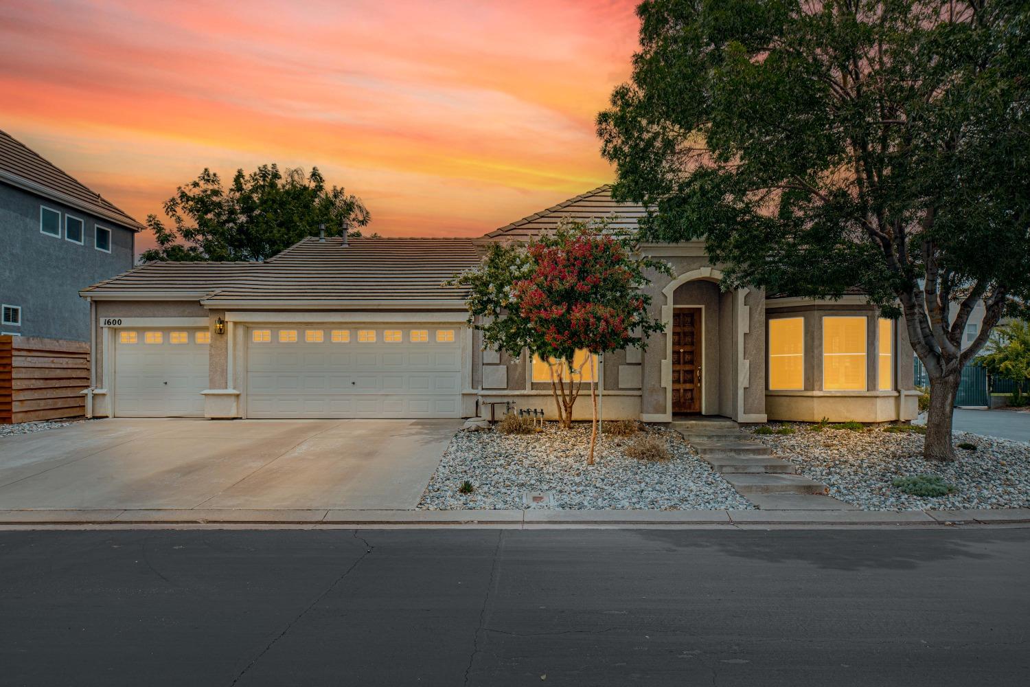 Detail Gallery Image 1 of 1 For 1600 Newhampton Way, Modesto,  CA 95355 - 3 Beds | 2 Baths