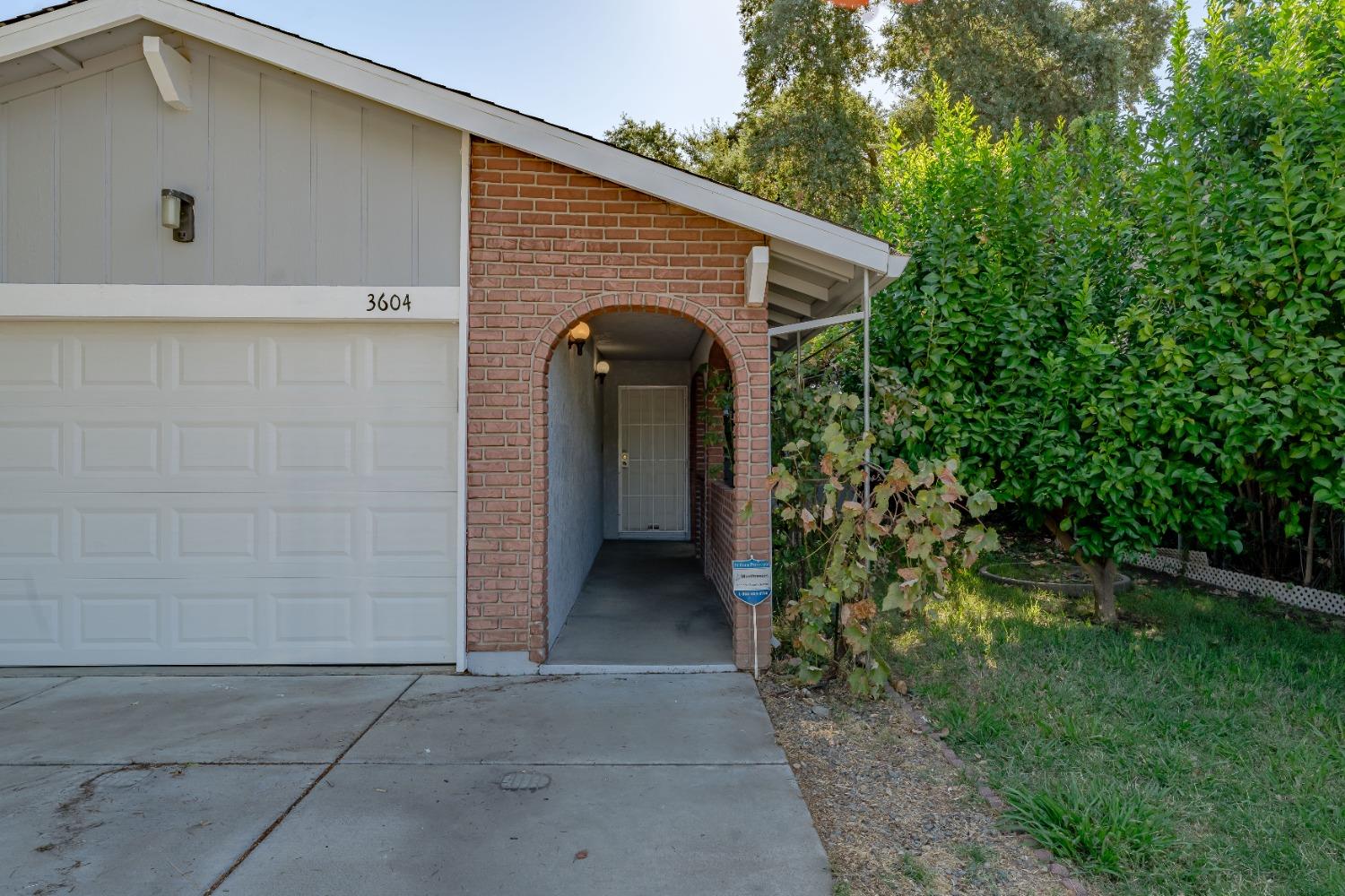 Detail Gallery Image 2 of 26 For 3604 Willow St, Sacramento,  CA 95838 - 3 Beds | 2 Baths