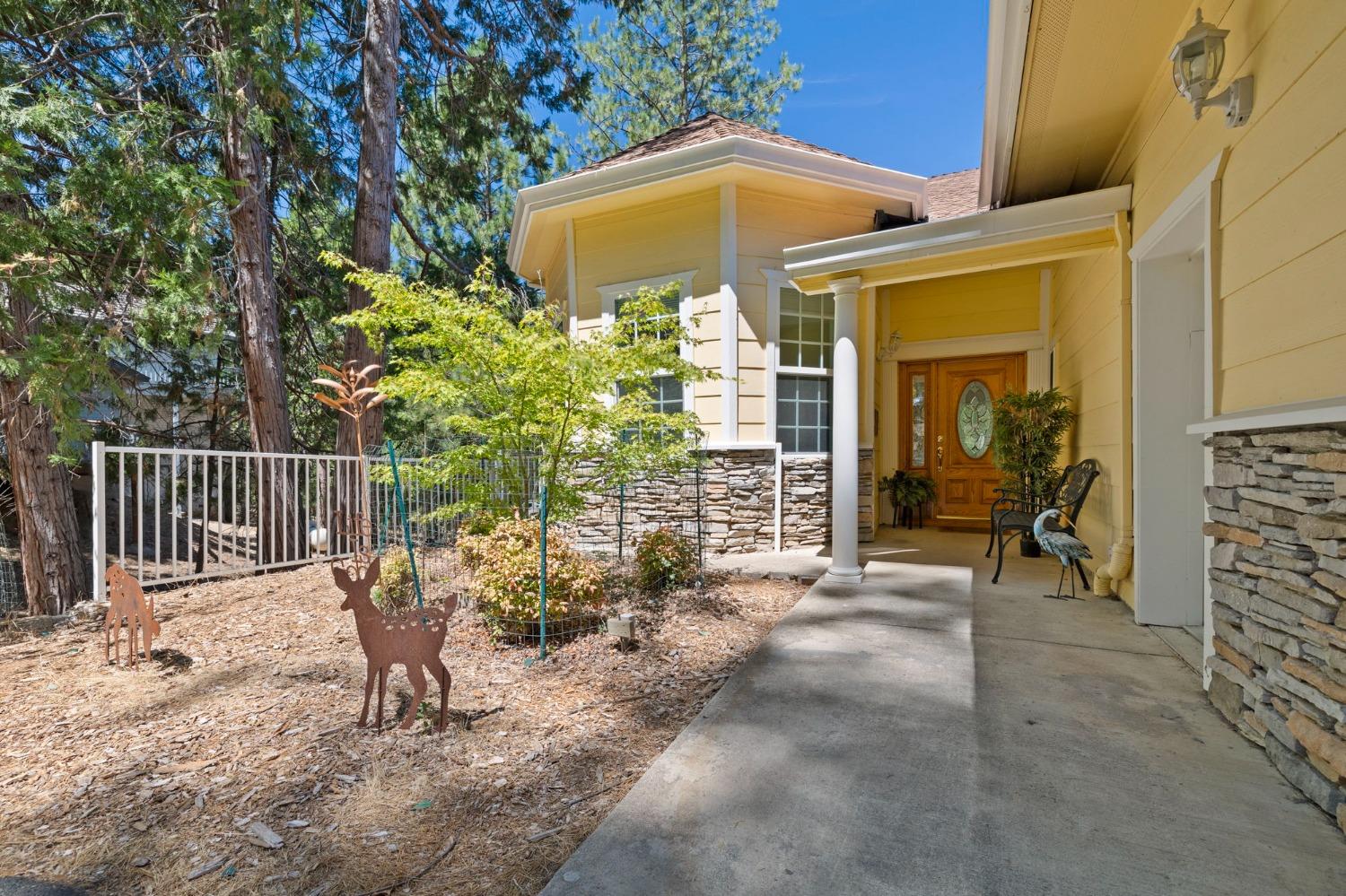 Detail Gallery Image 2 of 57 For 20190 Pine Mountain Dr, Groveland,  CA 95321 - 4 Beds | 3/1 Baths