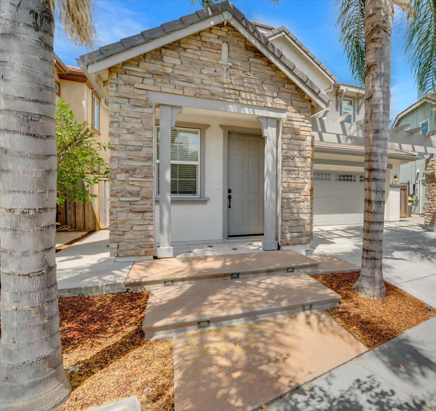 Detail Gallery Image 3 of 29 For 247 Autumn Rain, Lathrop,  CA 95330 - 4 Beds | 2/1 Baths