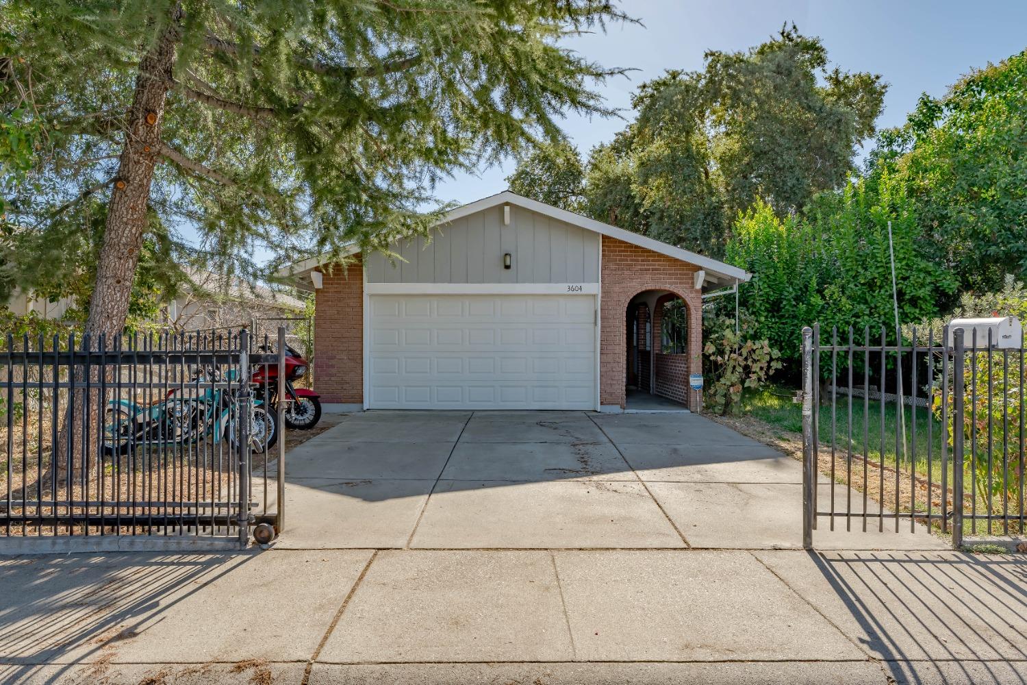 Detail Gallery Image 1 of 26 For 3604 Willow St, Sacramento,  CA 95838 - 3 Beds | 2 Baths