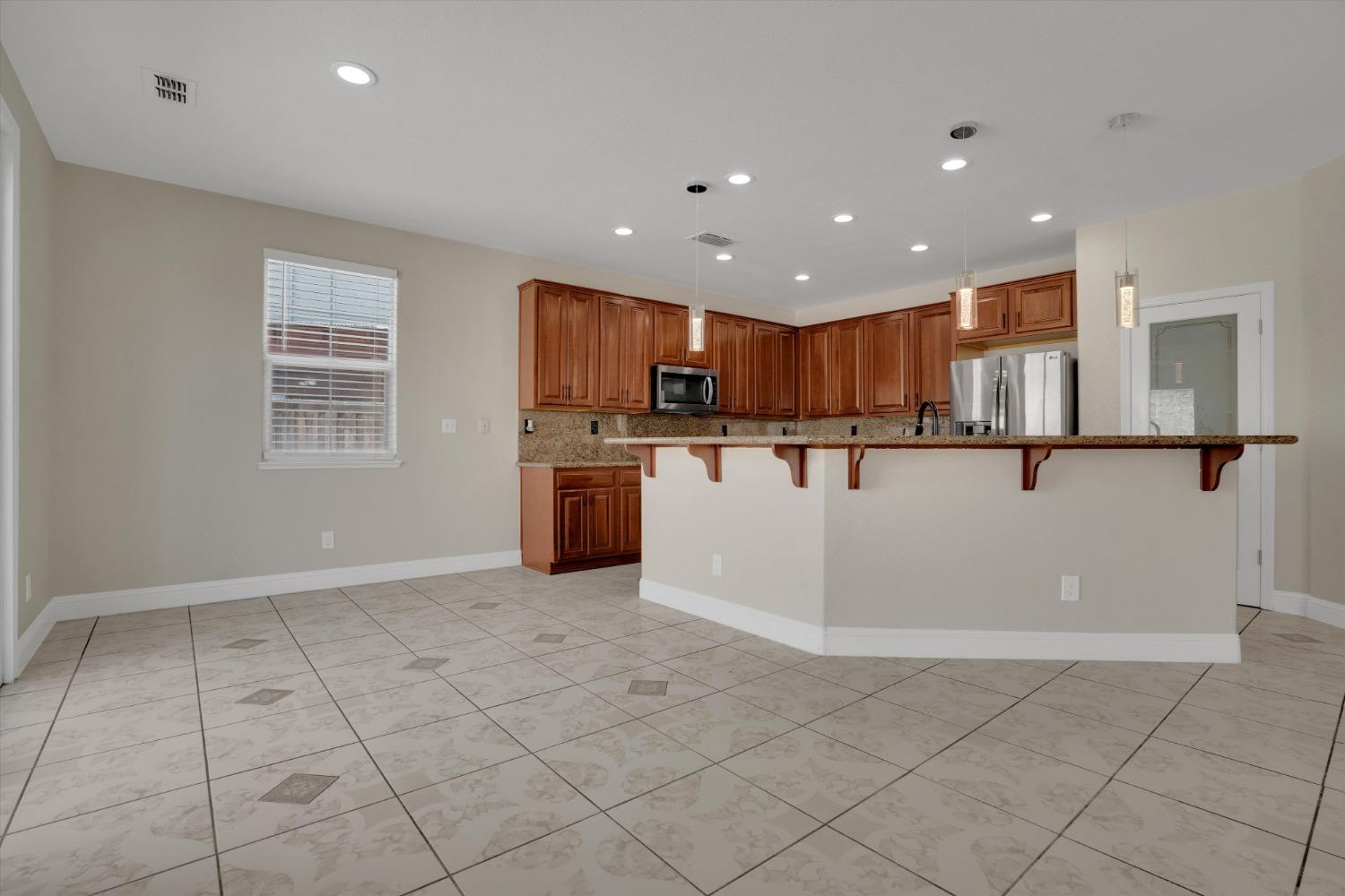 Detail Gallery Image 12 of 29 For 247 Autumn Rain, Lathrop,  CA 95330 - 4 Beds | 2/1 Baths