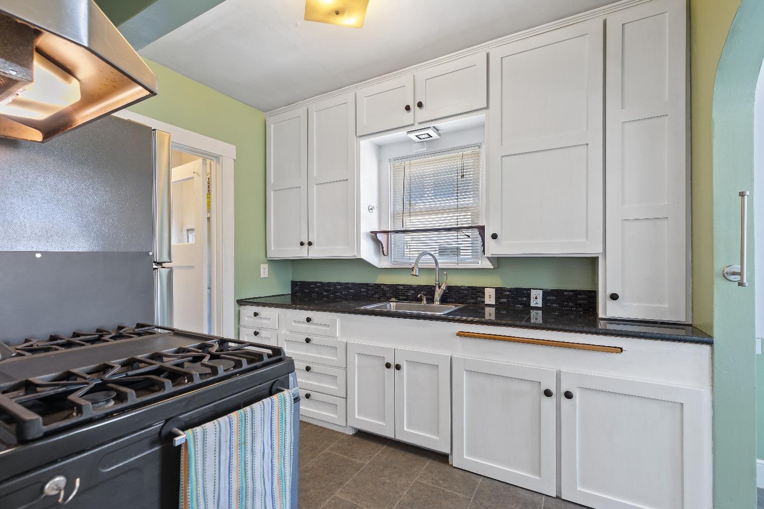 Detail Gallery Image 9 of 30 For 4861 7th Ave, Sacramento,  CA 95820 - 2 Beds | 1/1 Baths