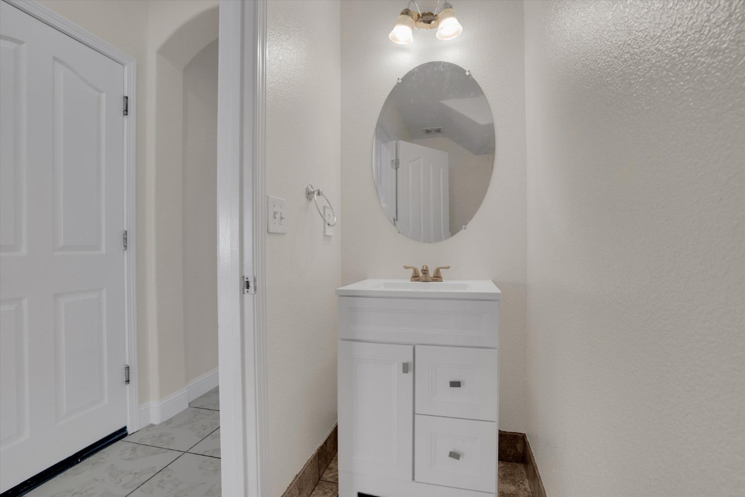 Detail Gallery Image 8 of 29 For 247 Autumn Rain, Lathrop,  CA 95330 - 4 Beds | 2/1 Baths