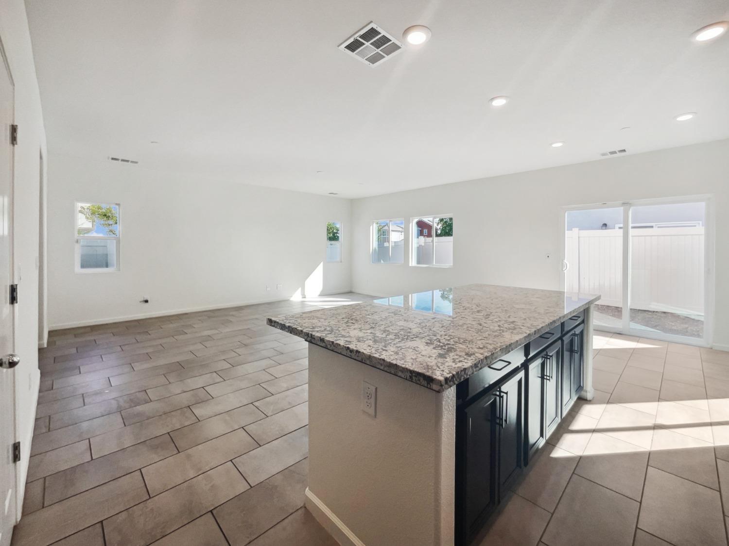 Detail Gallery Image 15 of 37 For 3742 Roseparke Way, Sacramento,  CA 95834 - 4 Beds | 2/1 Baths