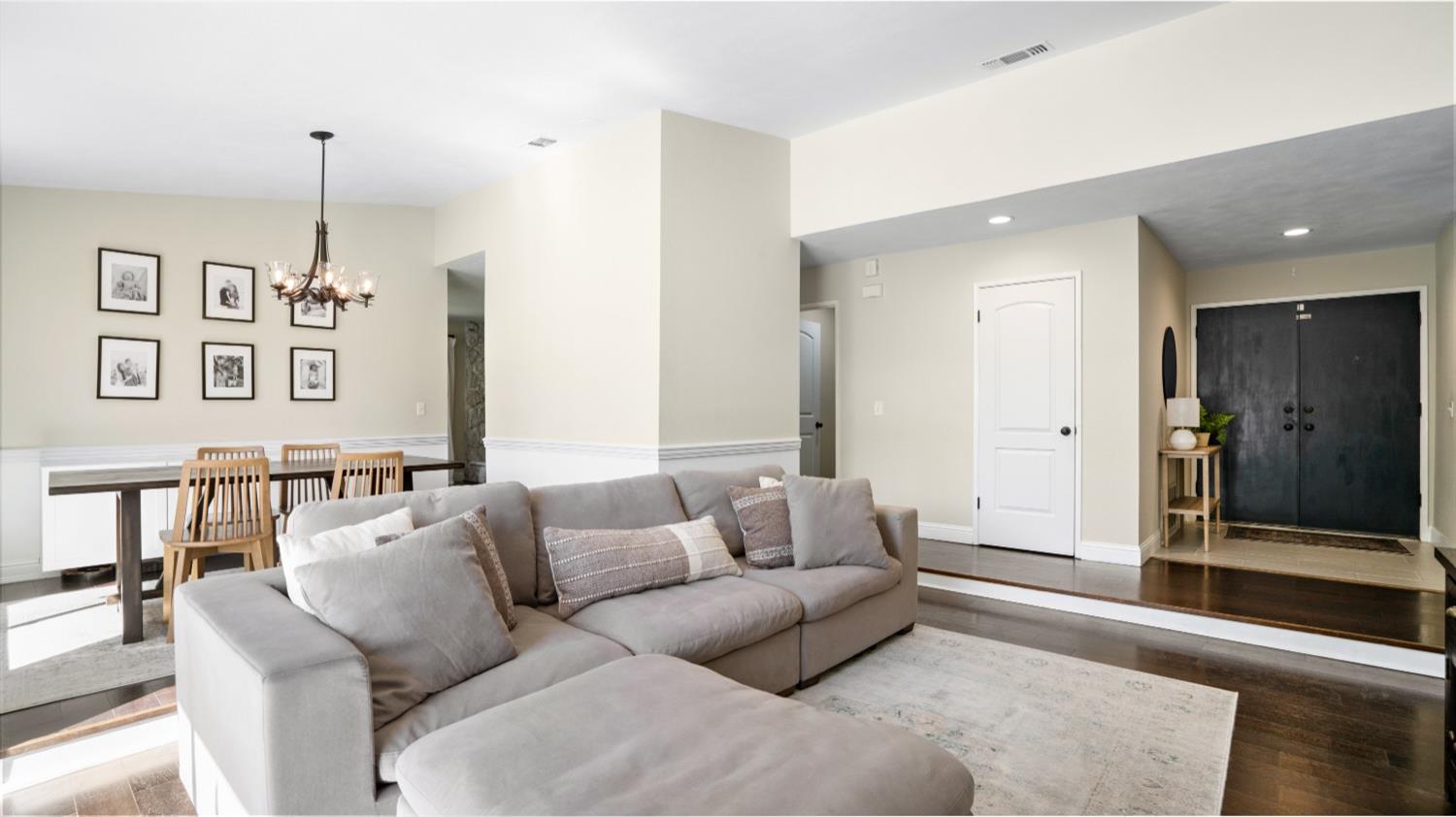 Detail Gallery Image 3 of 45 For 1307 Mossbrook Ct, Roseville,  CA 95661 - 3 Beds | 2 Baths