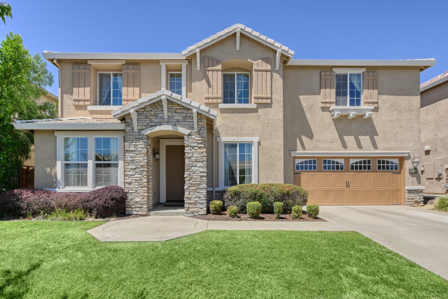 Detail Gallery Image 1 of 35 For 4035 Porch Swing Dr, Roseville,  CA 95747 - 4 Beds | 2/1 Baths