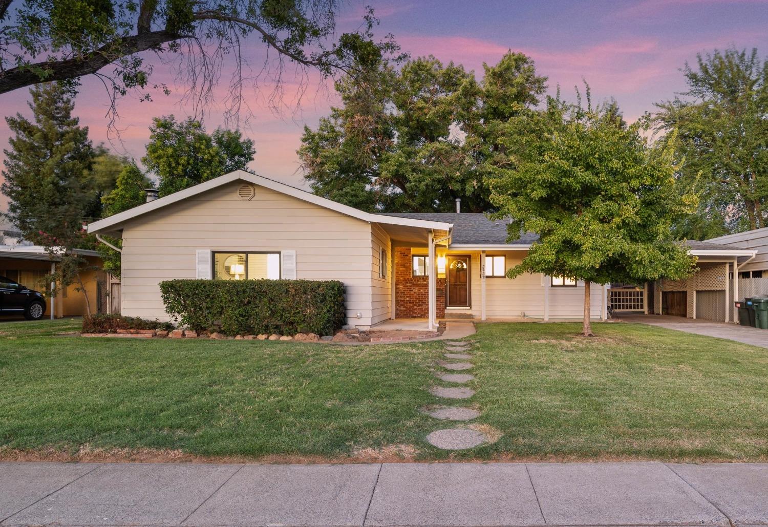 Detail Gallery Image 1 of 1 For 3532 Comstock Way, Carmichael,  CA 95608 - 3 Beds | 2 Baths