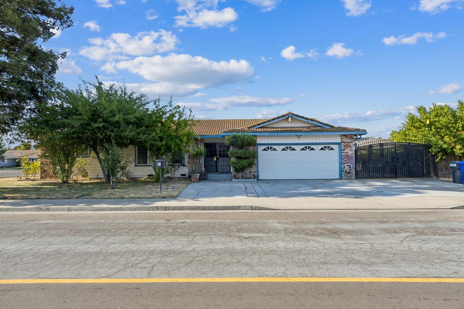 Detail Gallery Image 1 of 40 For 790 Hillsdale Dr, Turlock,  CA 95382 - 3 Beds | 2 Baths