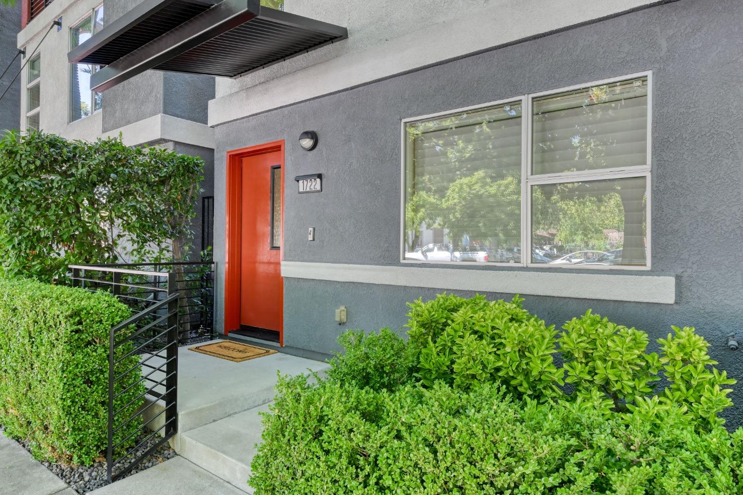 Detail Gallery Image 1 of 1 For 1722 7th St, Sacramento,  CA 95811 - 2 Beds | 2/1 Baths