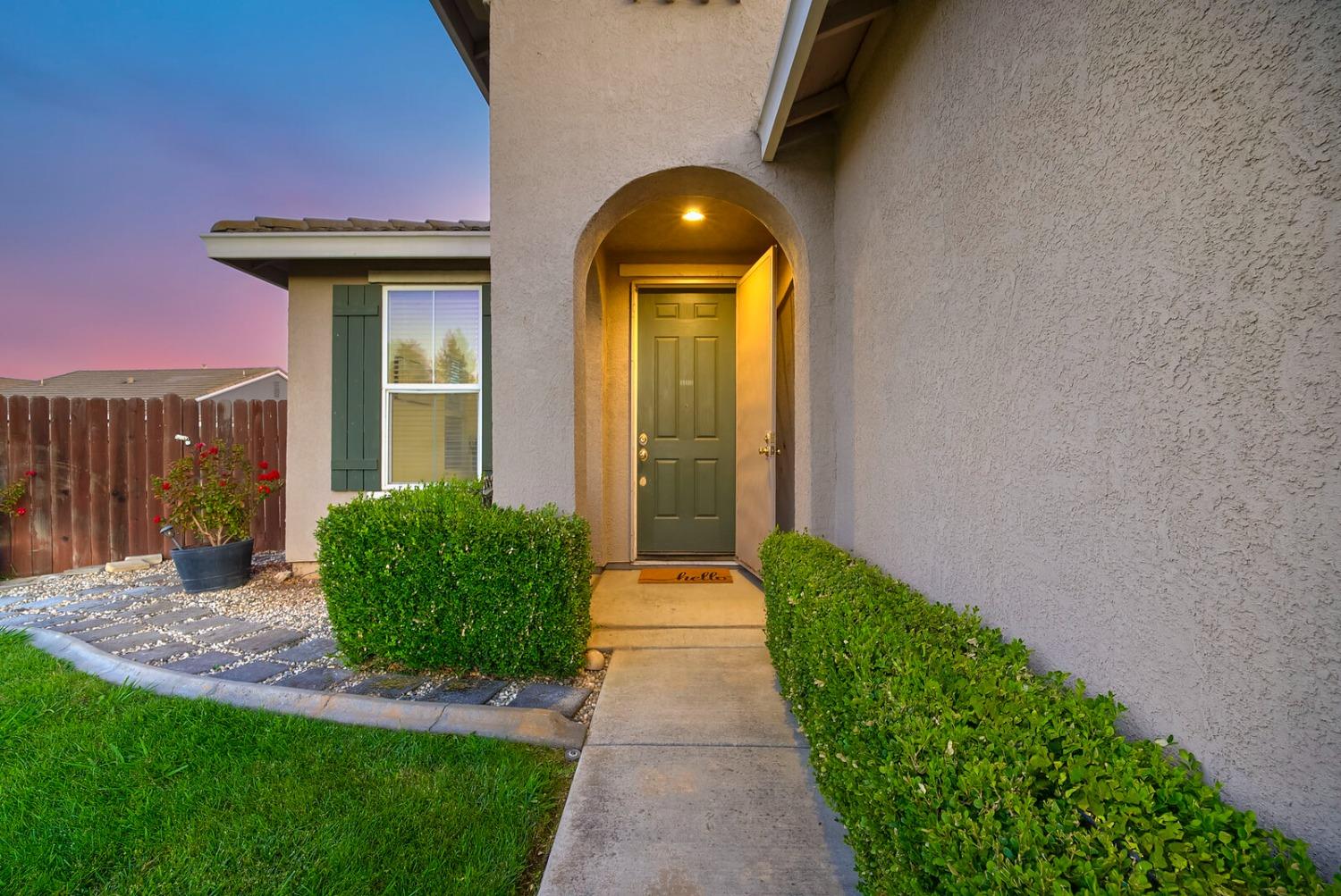 Detail Gallery Image 1 of 1 For 422 Union Pacific Ct, Rio Linda,  CA 95673 - 3 Beds | 2 Baths