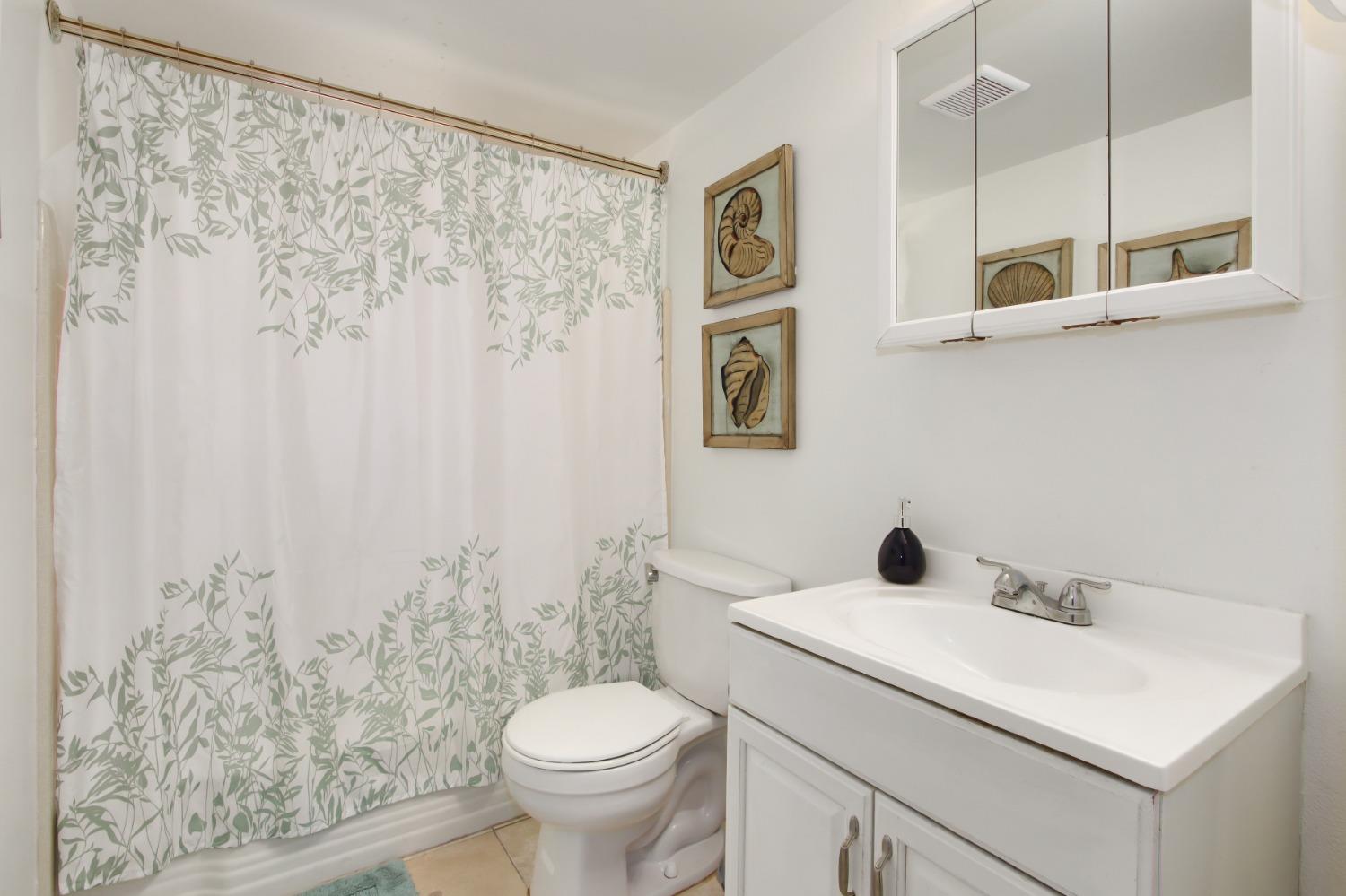 Detail Gallery Image 14 of 39 For 4065 Manhattan Cir, Sacramento,  CA 95823 - 4 Beds | 2 Baths