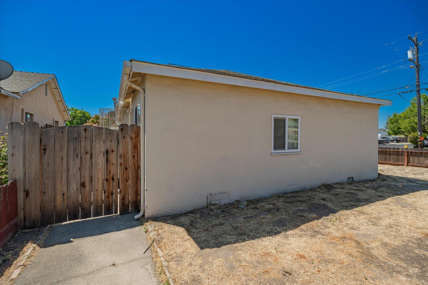 Detail Gallery Image 3 of 33 For 306 Veach, Manteca,  CA 95337 - 3 Beds | 1/2 Baths