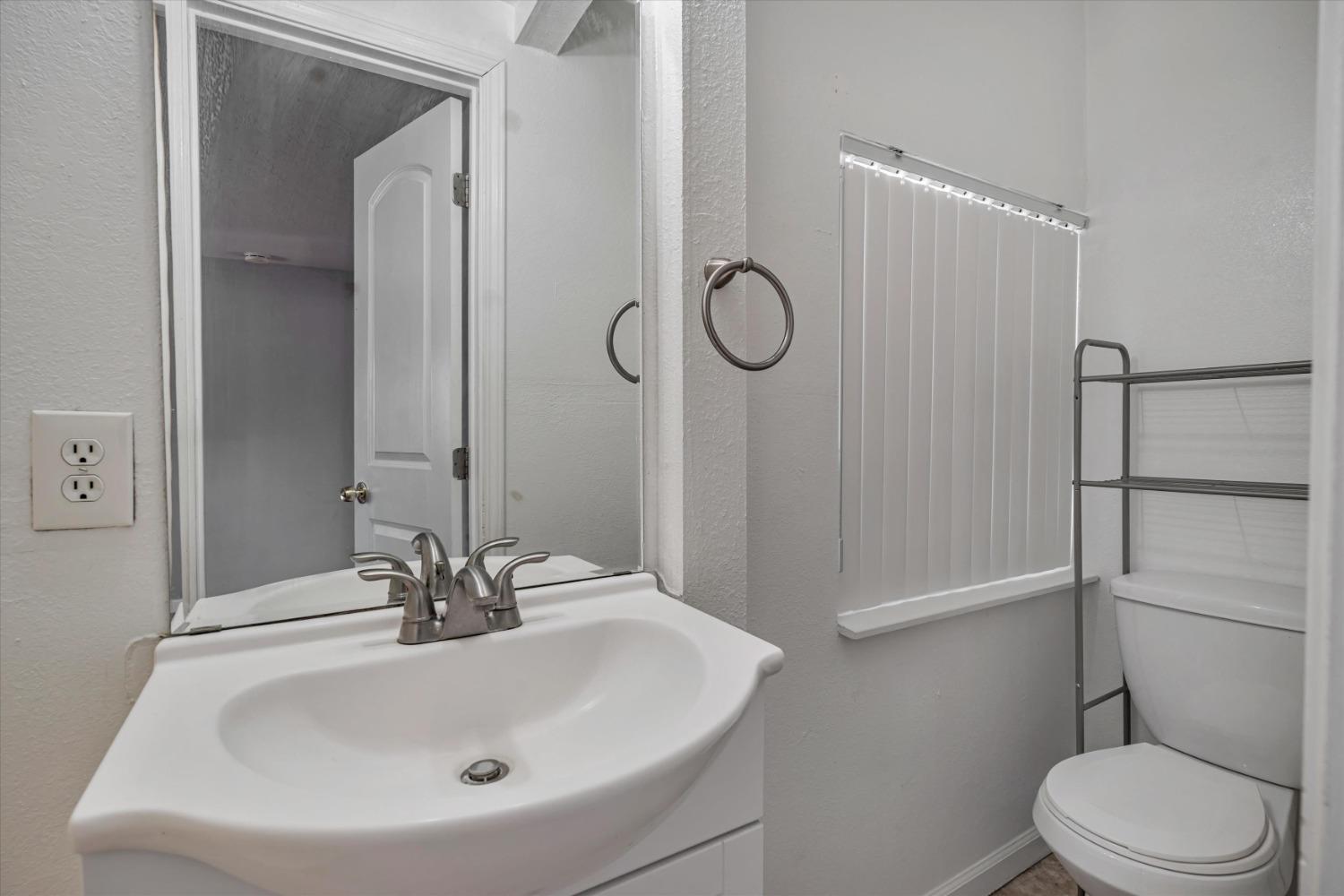 Detail Gallery Image 26 of 33 For 306 Veach, Manteca,  CA 95337 - 3 Beds | 1/2 Baths