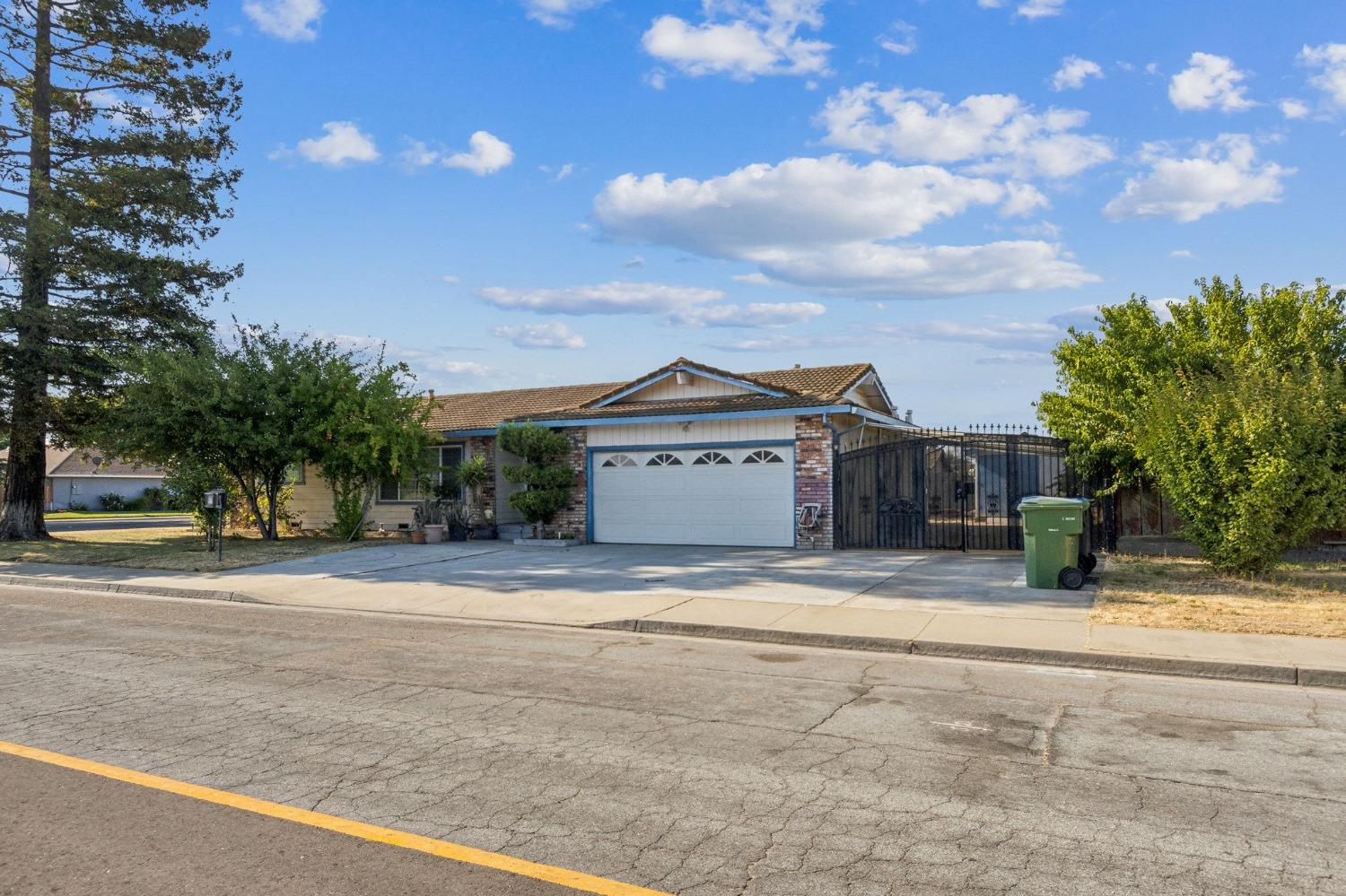 Detail Gallery Image 2 of 40 For 790 Hillsdale Dr, Turlock,  CA 95382 - 3 Beds | 2 Baths