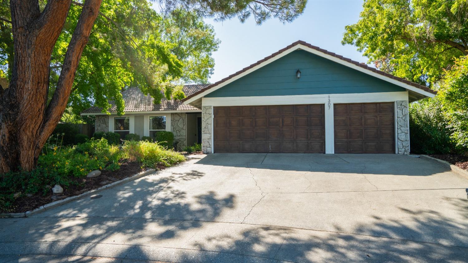 Detail Gallery Image 1 of 45 For 1307 Mossbrook Ct, Roseville,  CA 95661 - 3 Beds | 2 Baths