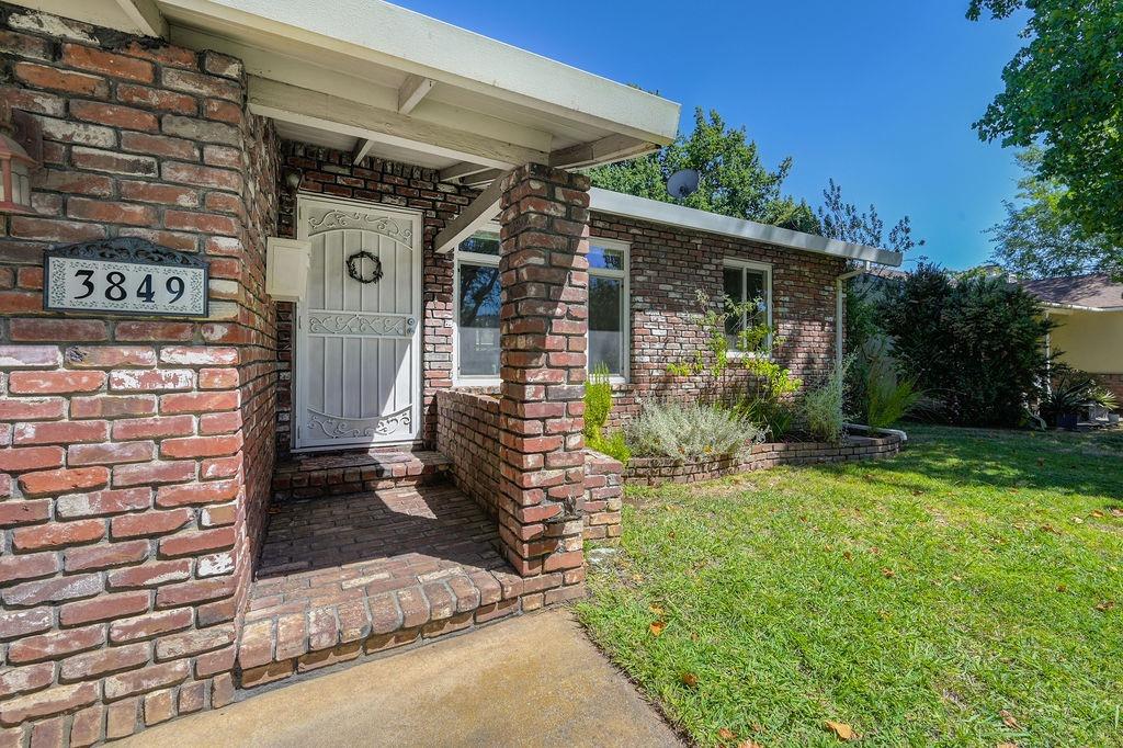 Detail Gallery Image 1 of 1 For 3849 Kroy Way, Sacramento,  CA 95820 - 3 Beds | 1 Baths