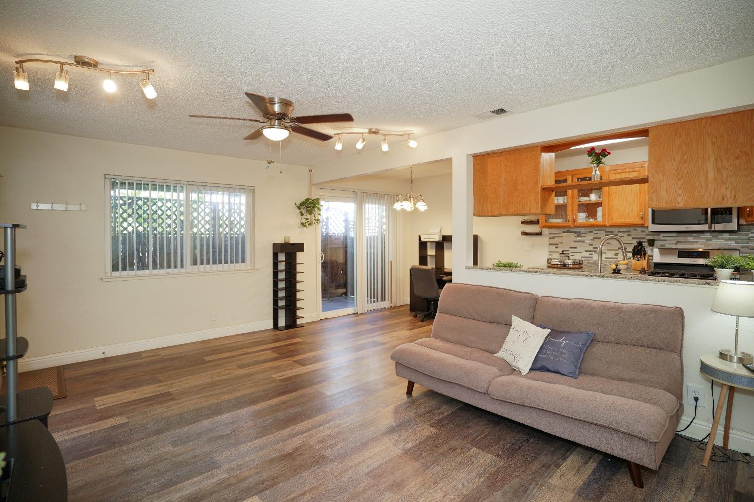 Detail Gallery Image 6 of 27 For 4762 Greenholme Dr #2,  Sacramento,  CA 95842 - 2 Beds | 1 Baths