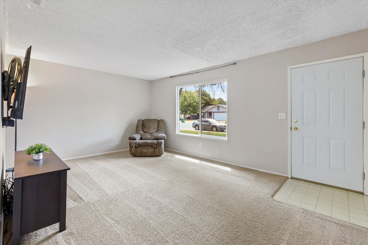 Detail Gallery Image 8 of 27 For 2427 Sandalwood Dr, Stockton,  CA 95210 - 4 Beds | 2 Baths