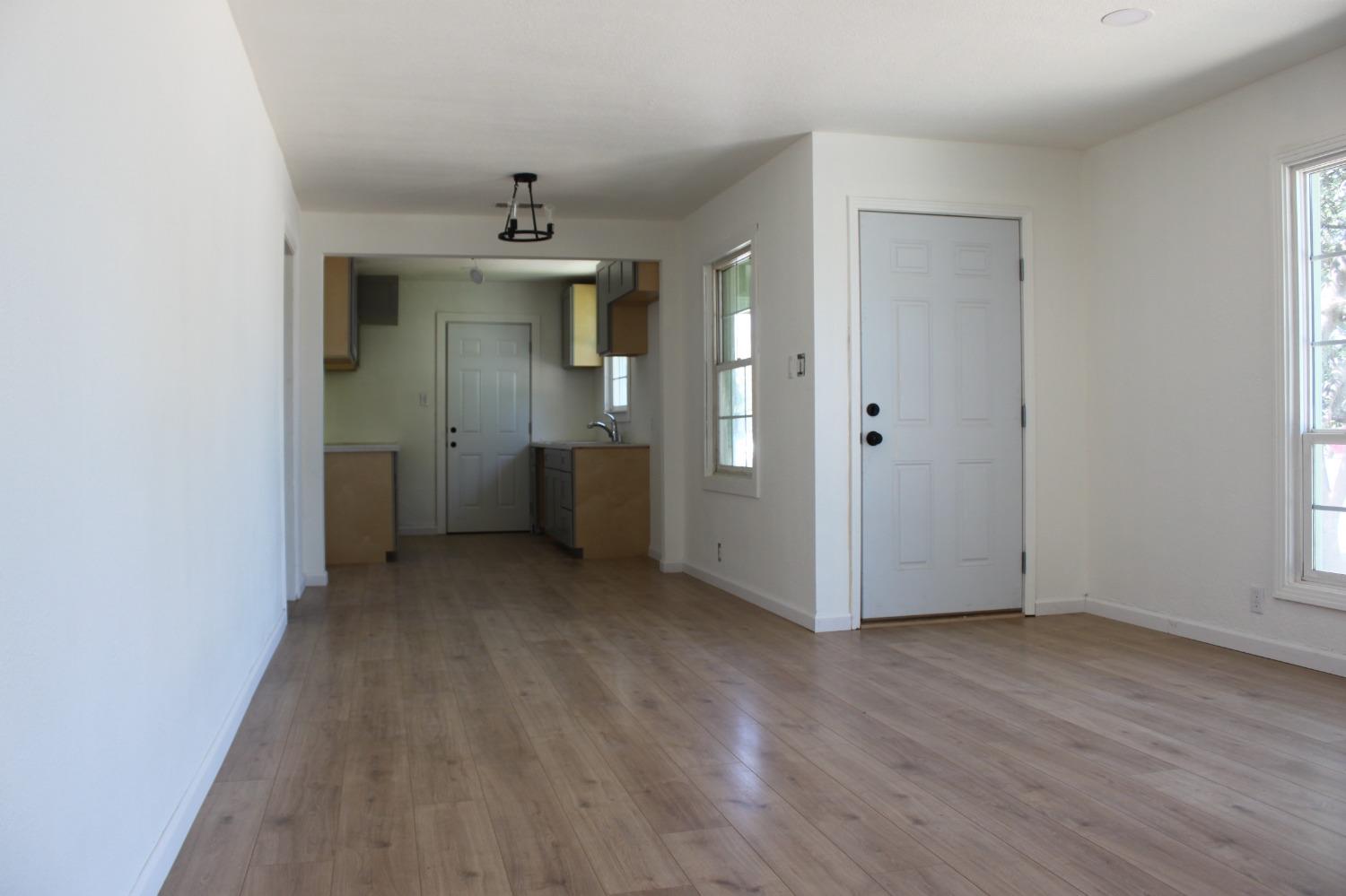 Detail Gallery Image 7 of 17 For 5536 Fruitridge Rd, Sacramento,  CA 95820 - 2 Beds | 2 Baths