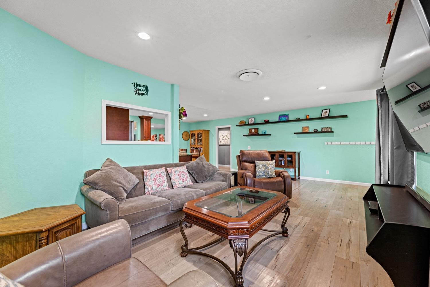 Detail Gallery Image 11 of 51 For 1969 Middleberry Rd, Sacramento,  CA 95815 - 4 Beds | 2 Baths