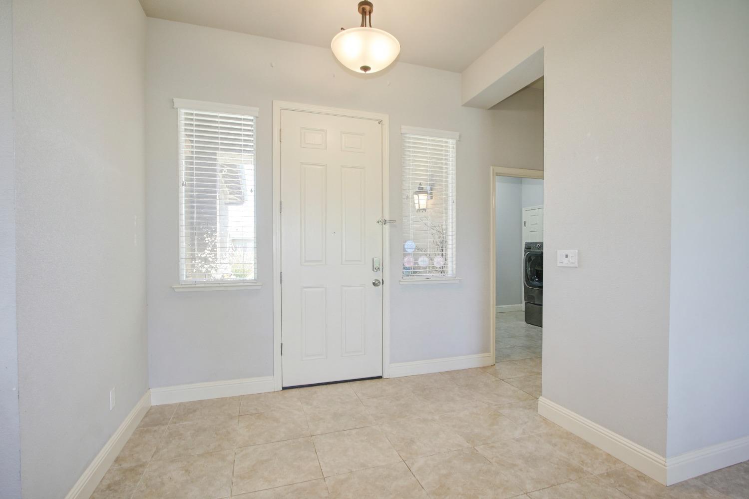 Detail Gallery Image 8 of 73 For 1093 Dimaggio Way, Galt,  CA 95632 - 5 Beds | 2/1 Baths