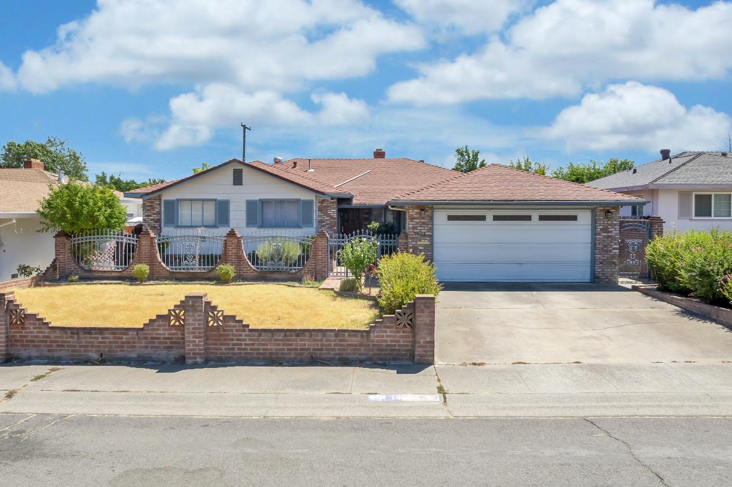 Detail Gallery Image 1 of 1 For 1956 Newport Ave, Sacramento,  CA 95822 - 3 Beds | 2 Baths