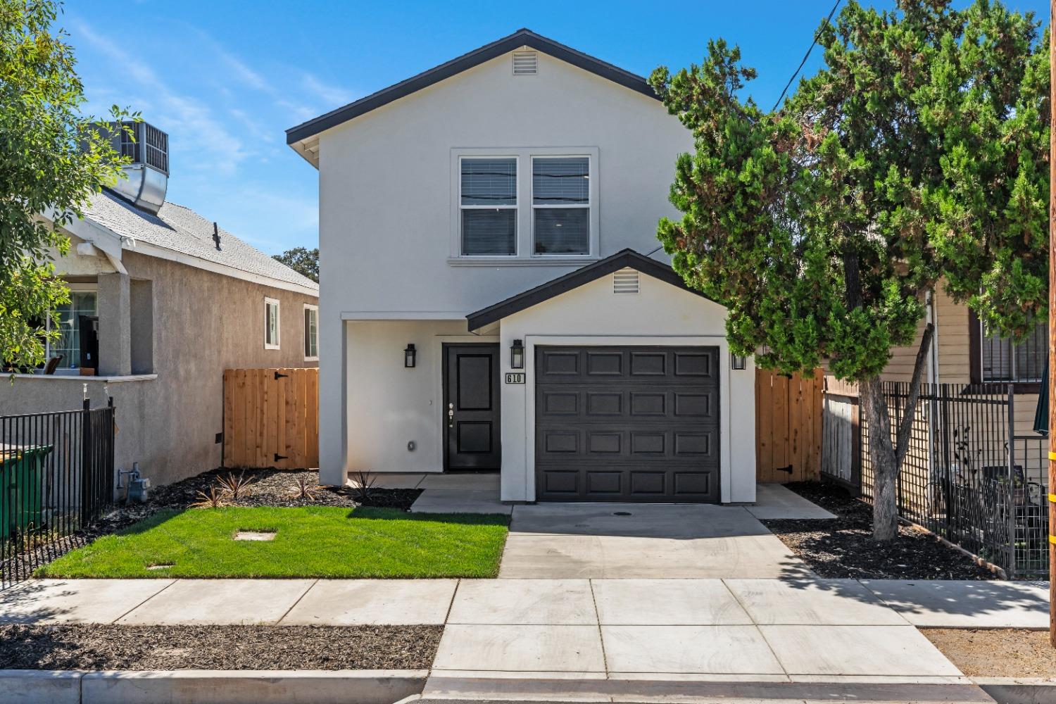 Detail Gallery Image 1 of 27 For 610 E Anderson St, Stockton,  CA 95206 - 4 Beds | 2 Baths