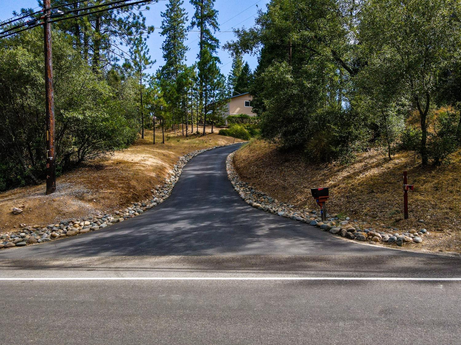 Detail Gallery Image 5 of 48 For 1681 Pleasant Valley Rd, Placerville,  CA 95667 - 3 Beds | 2/1 Baths