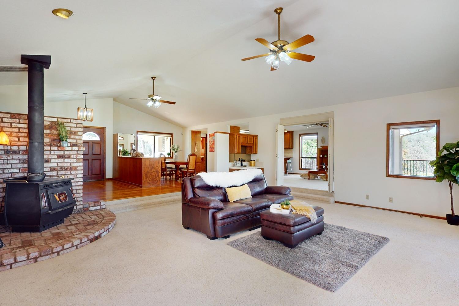 Detail Gallery Image 10 of 69 For 13710 Oakknoll Ct, Penn Valley,  CA 95946 - 3 Beds | 2/1 Baths