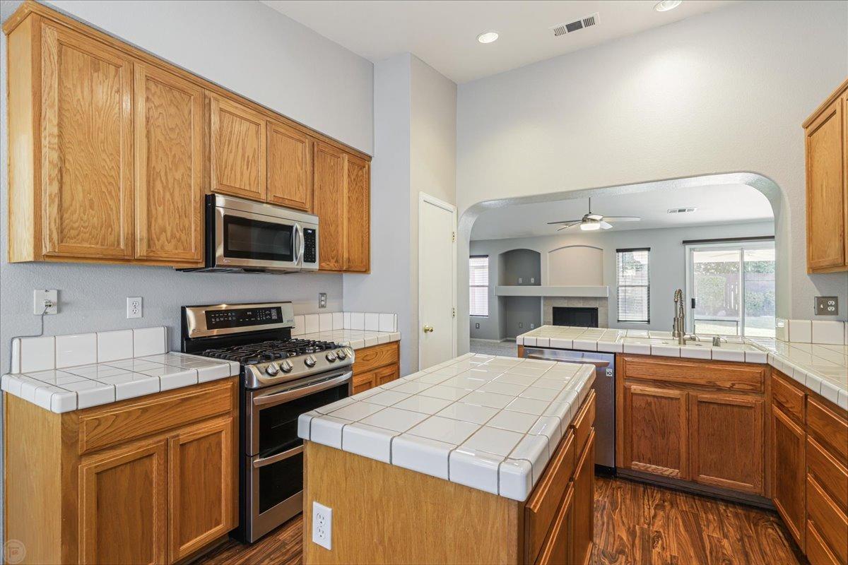 Detail Gallery Image 15 of 41 For 2440 Martin Anthony Ct, Tracy,  CA 95377 - 3 Beds | 2 Baths