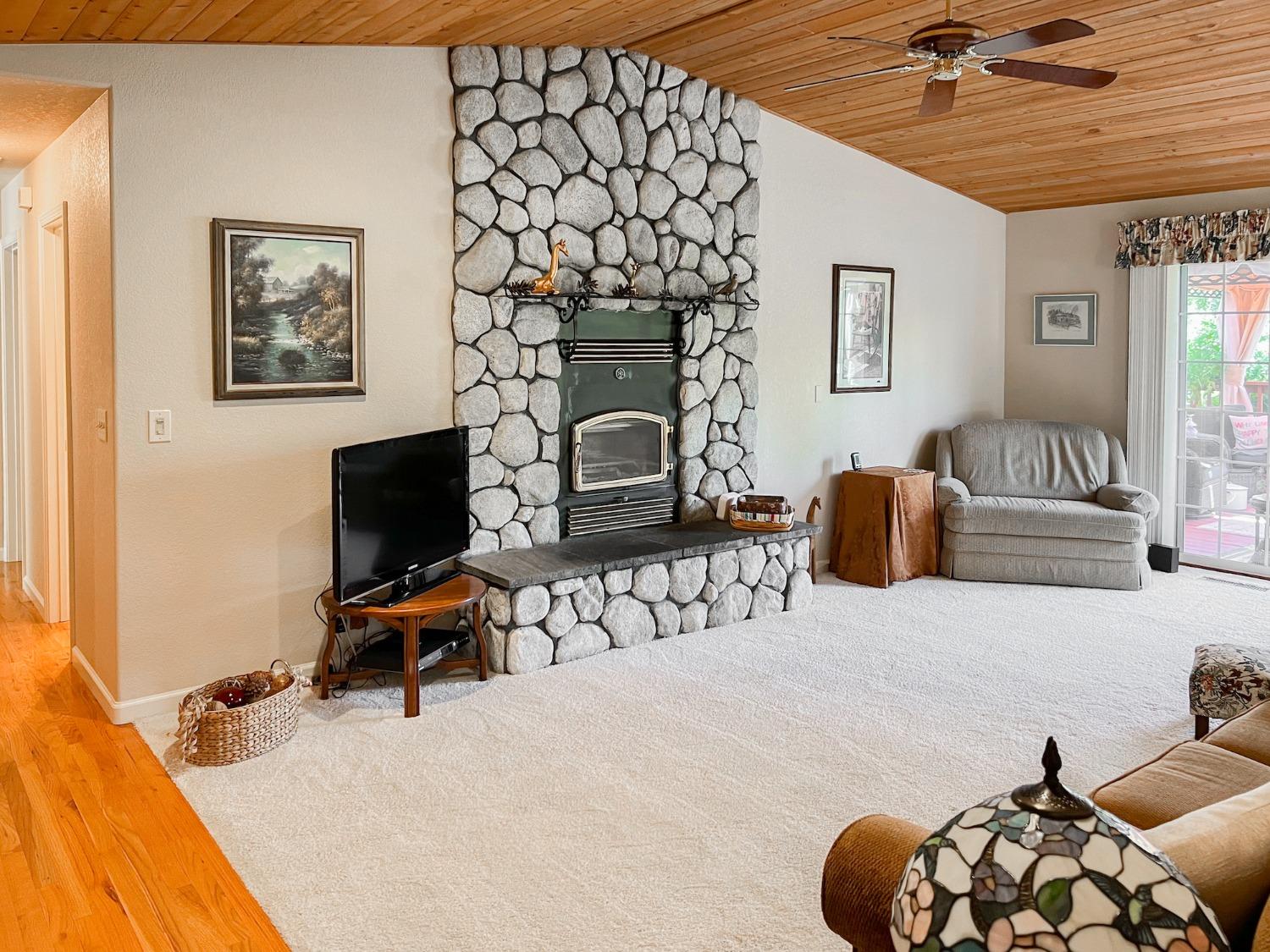 Detail Gallery Image 12 of 48 For 1681 Pleasant Valley Rd, Placerville,  CA 95667 - 3 Beds | 2/1 Baths