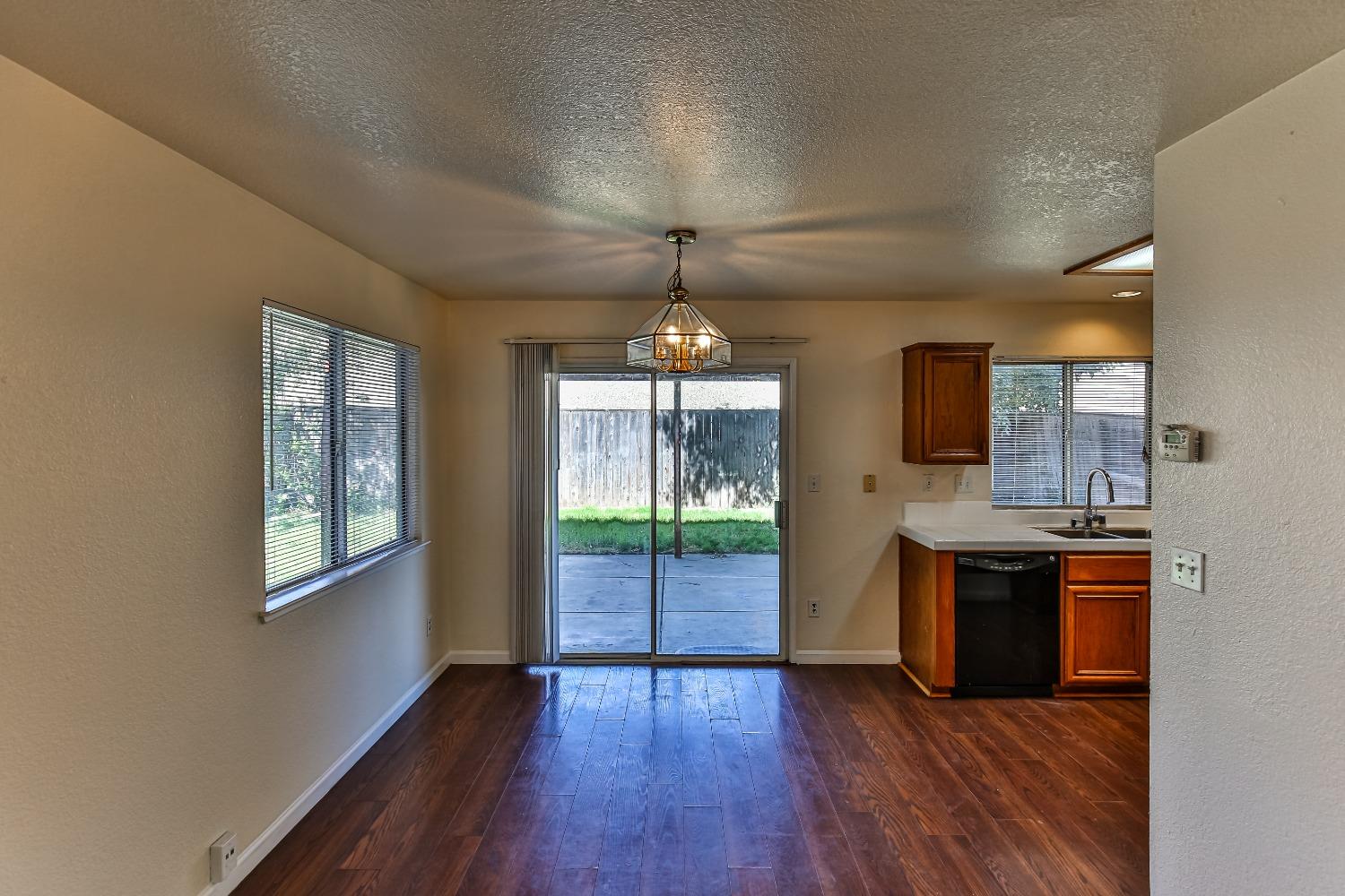 Detail Gallery Image 8 of 43 For 5631 Vintage Cir, Stockton,  CA 95219 - 3 Beds | 2/1 Baths