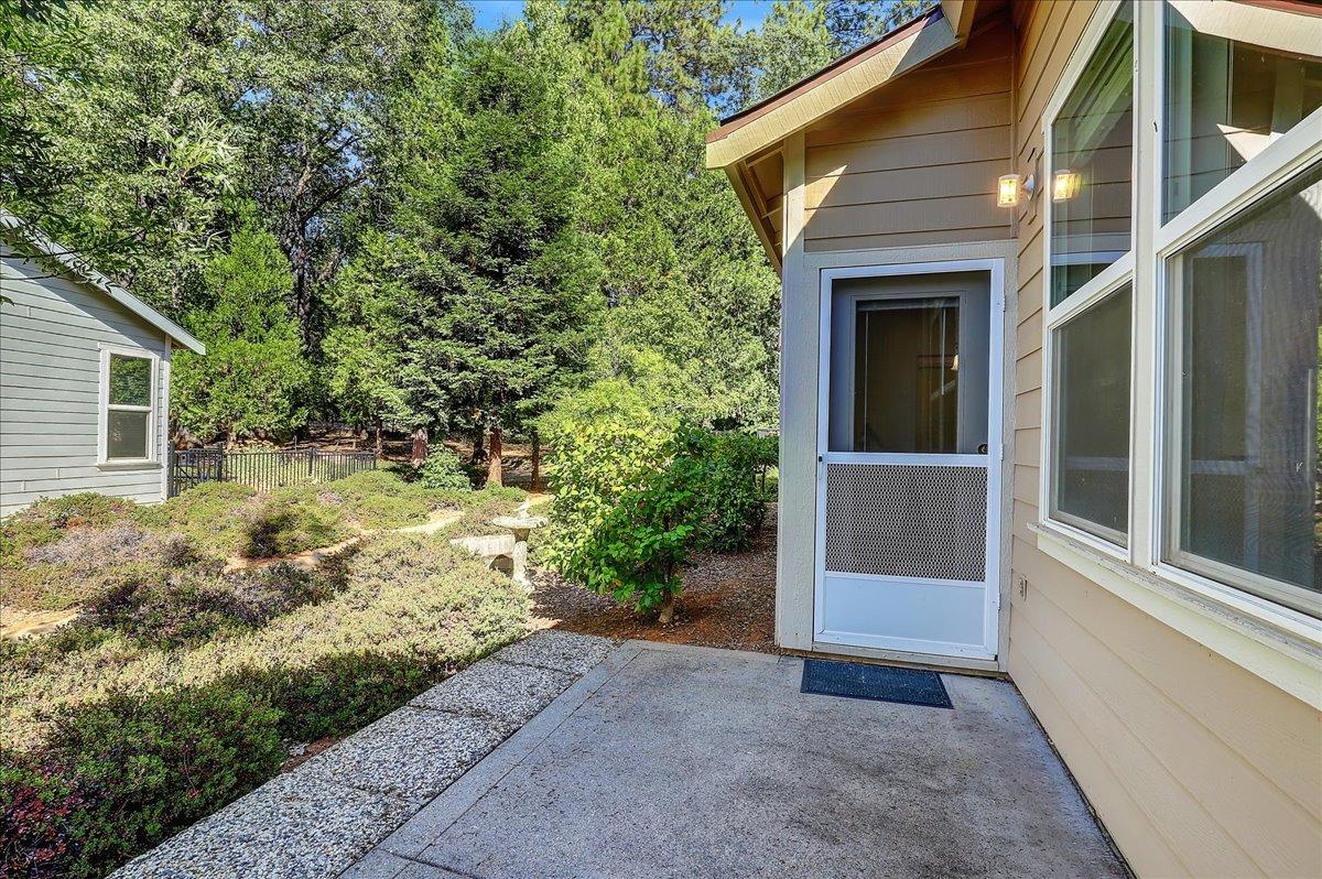 Detail Gallery Image 3 of 33 For 105 Mourning Dove Ln, Grass Valley,  CA 95945 - 2 Beds | 2 Baths