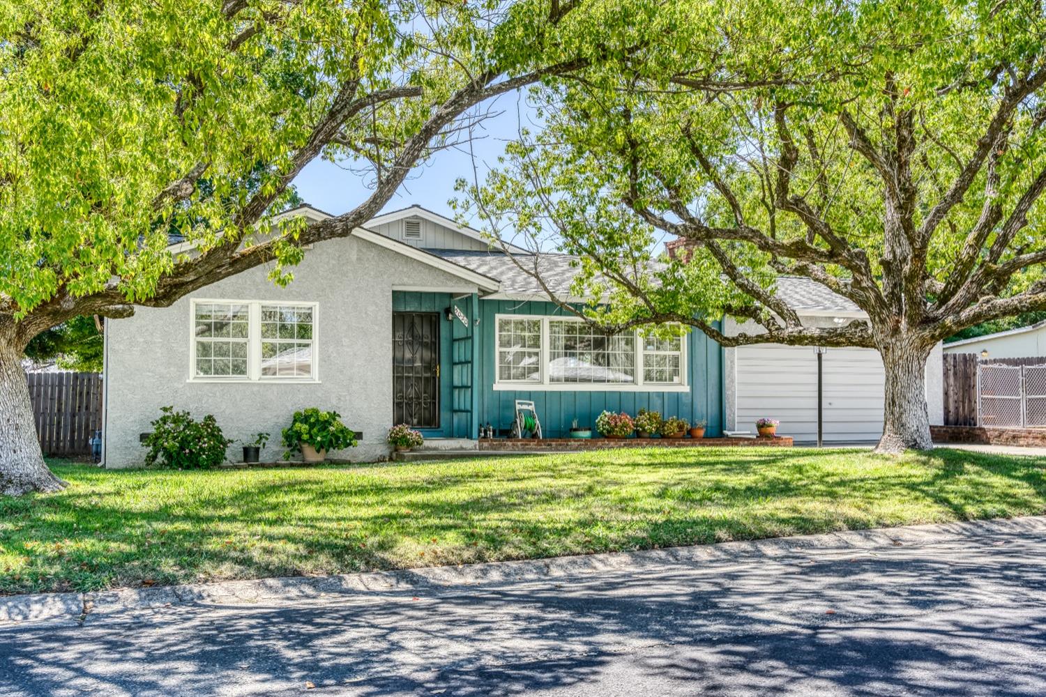 Detail Gallery Image 1 of 1 For 5020 Westmont Way, Carmichael,  CA 95608 - 3 Beds | 2 Baths