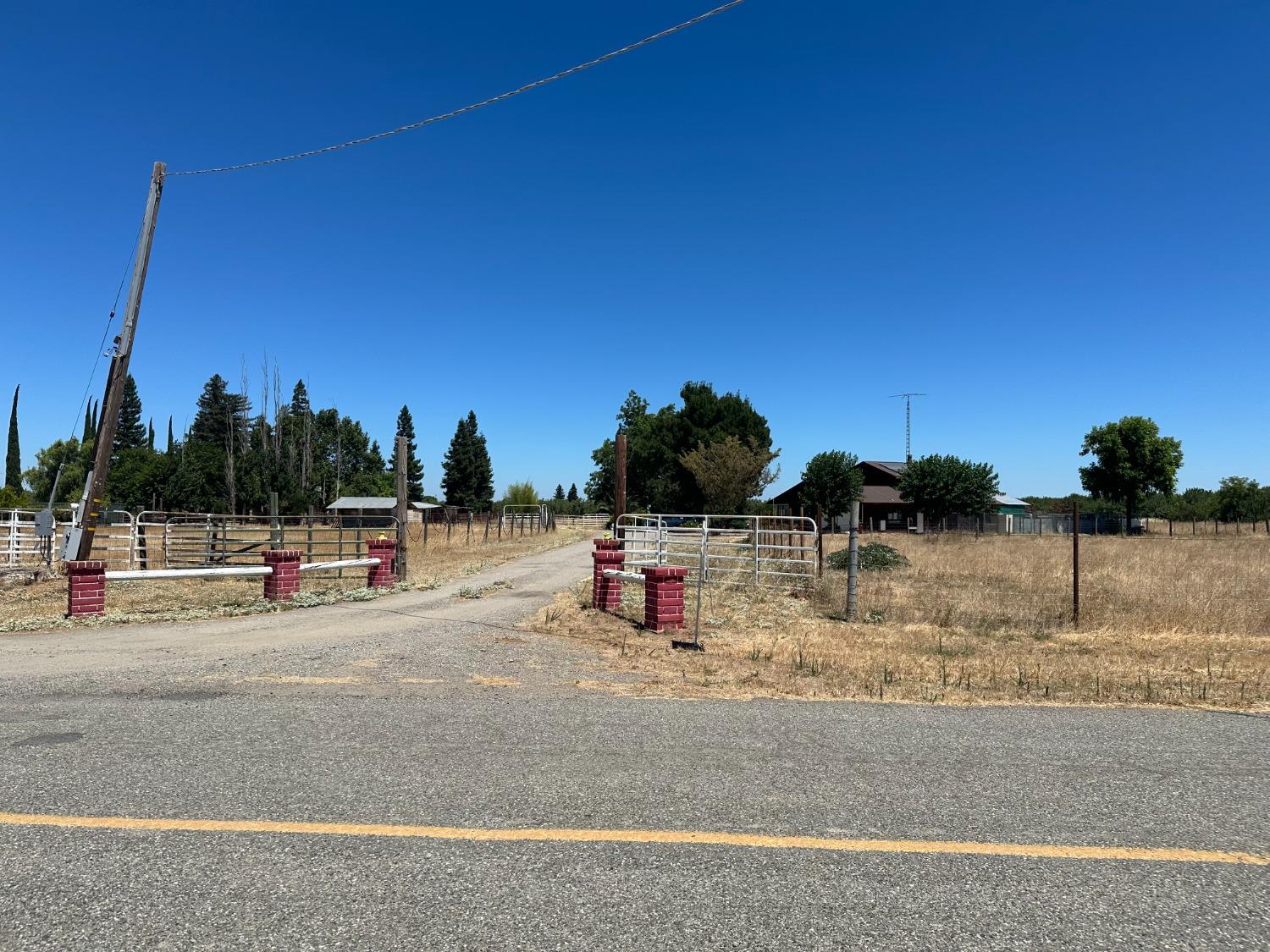 Almond Avenue, Arbuckle, California image 37