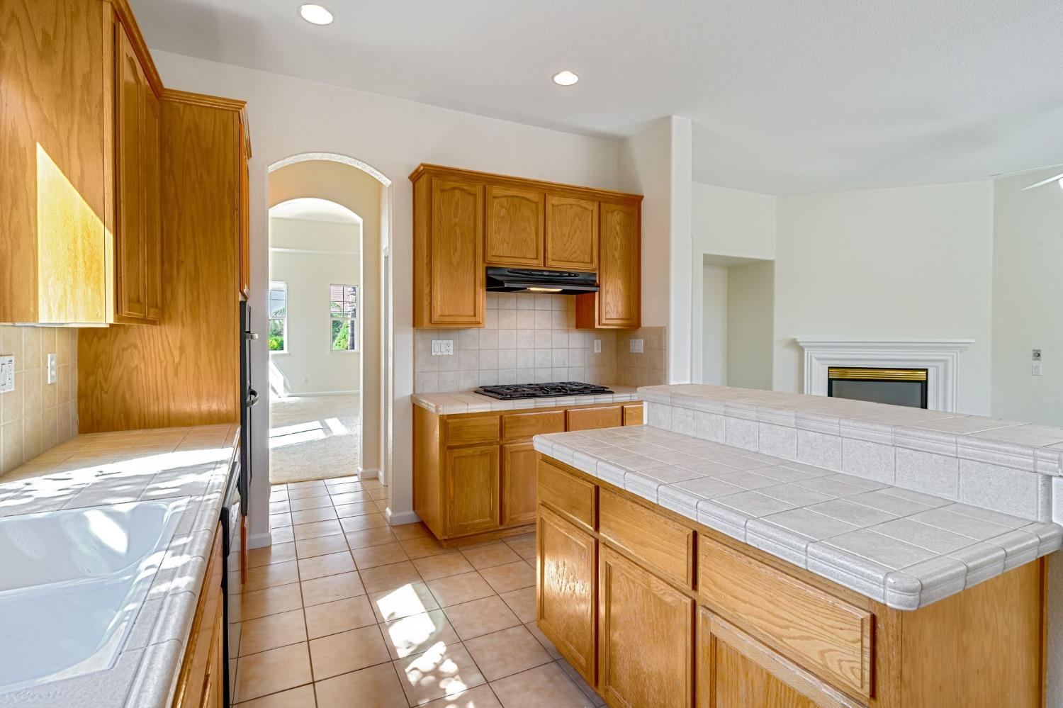 Detail Gallery Image 6 of 42 For 2082 Sebastian Way, Roseville,  CA 95661 - 3 Beds | 2 Baths