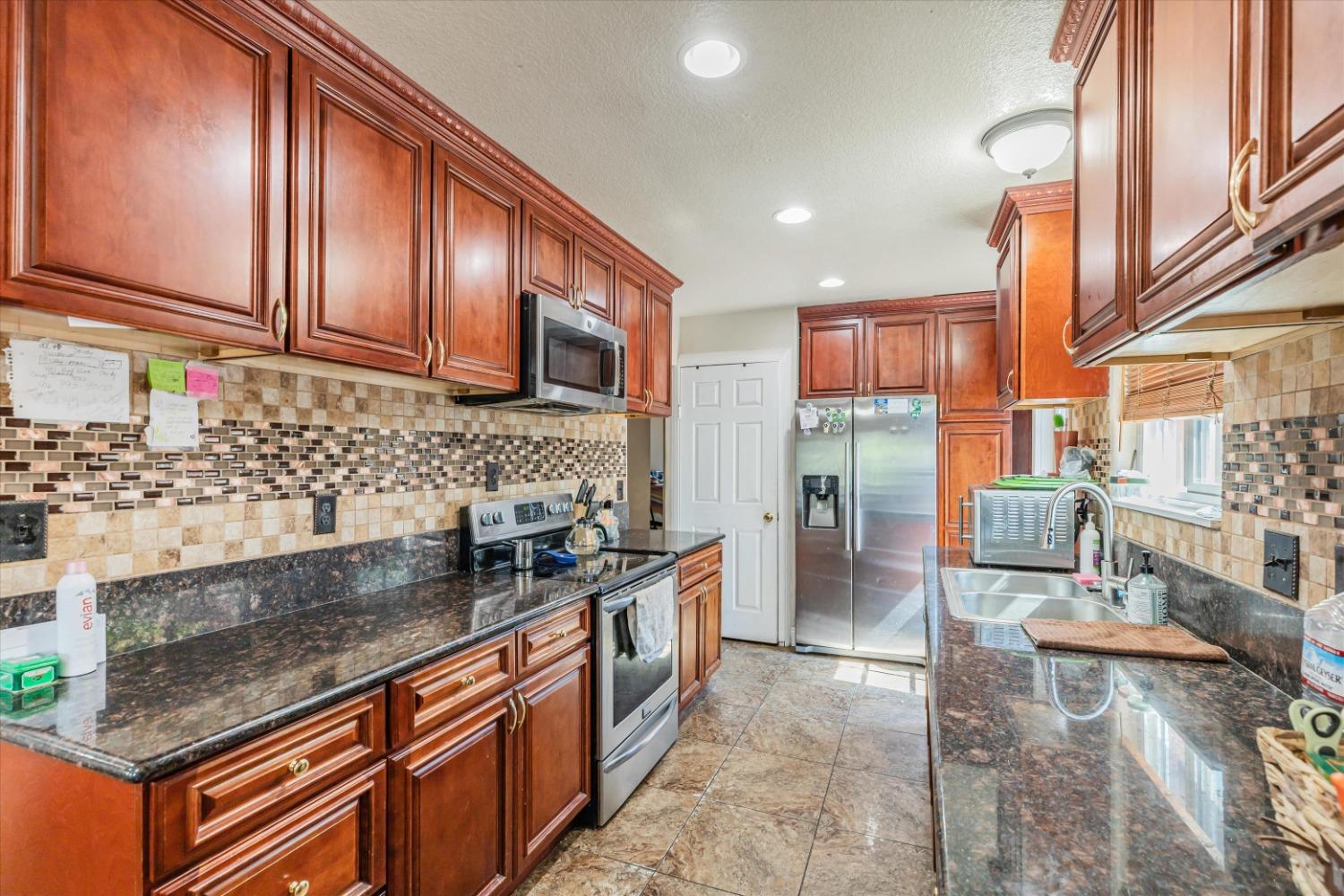 Detail Gallery Image 13 of 36 For 3419 20th Ave, Sacramento,  CA 95820 - 3 Beds | 2 Baths