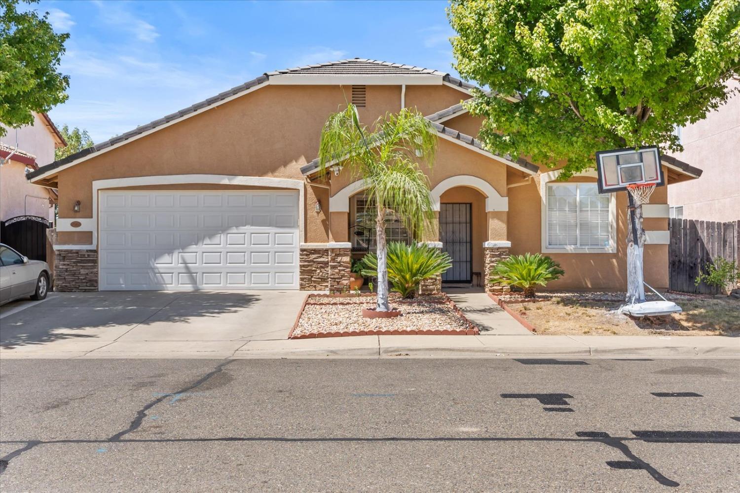 Detail Gallery Image 3 of 71 For 2562 Emerald Dr, Yuba City,  CA 95991 - 4 Beds | 3 Baths