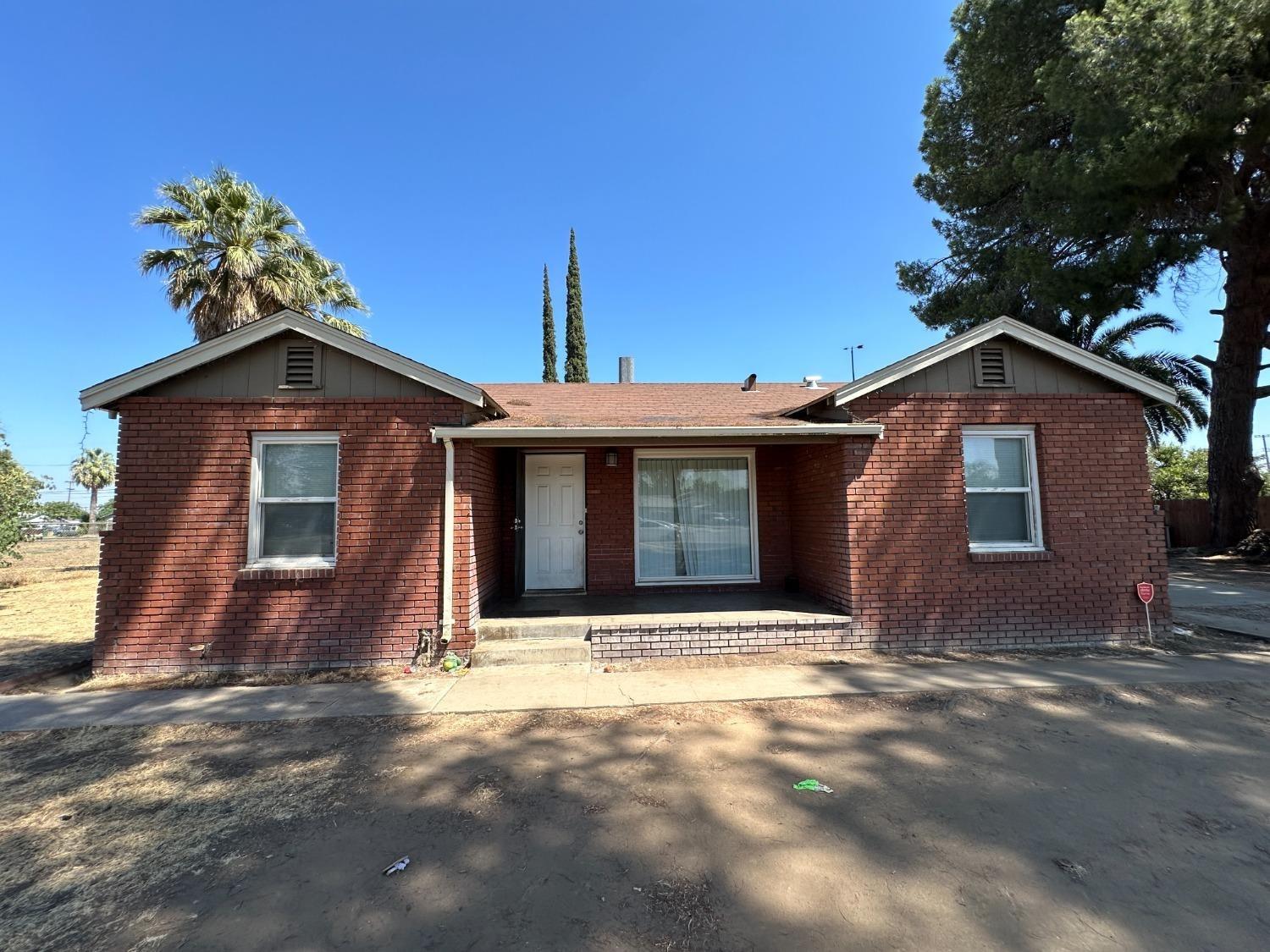 Detail Gallery Image 1 of 1 For 4975 E Belmont Ave, Fresno,  CA 93727 - 4 Beds | 2/1 Baths