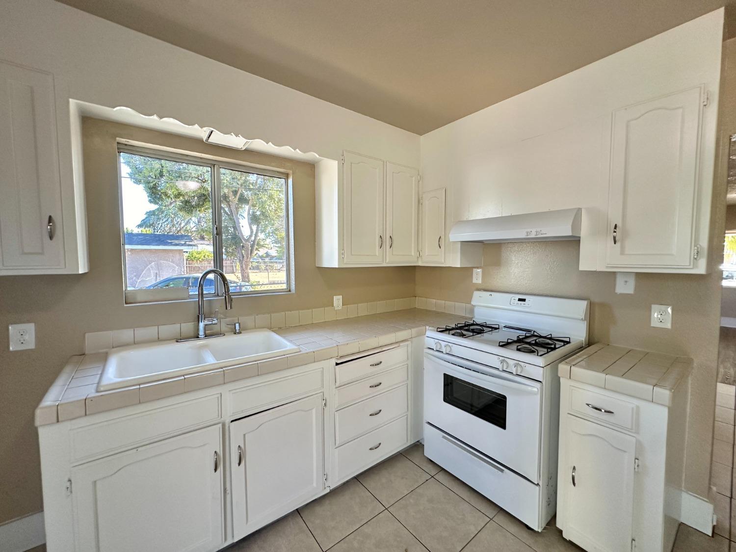 Detail Gallery Image 7 of 21 For 1611 S Hazelwood Blvd, Fresno,  CA 93702 - 3 Beds | 1 Baths