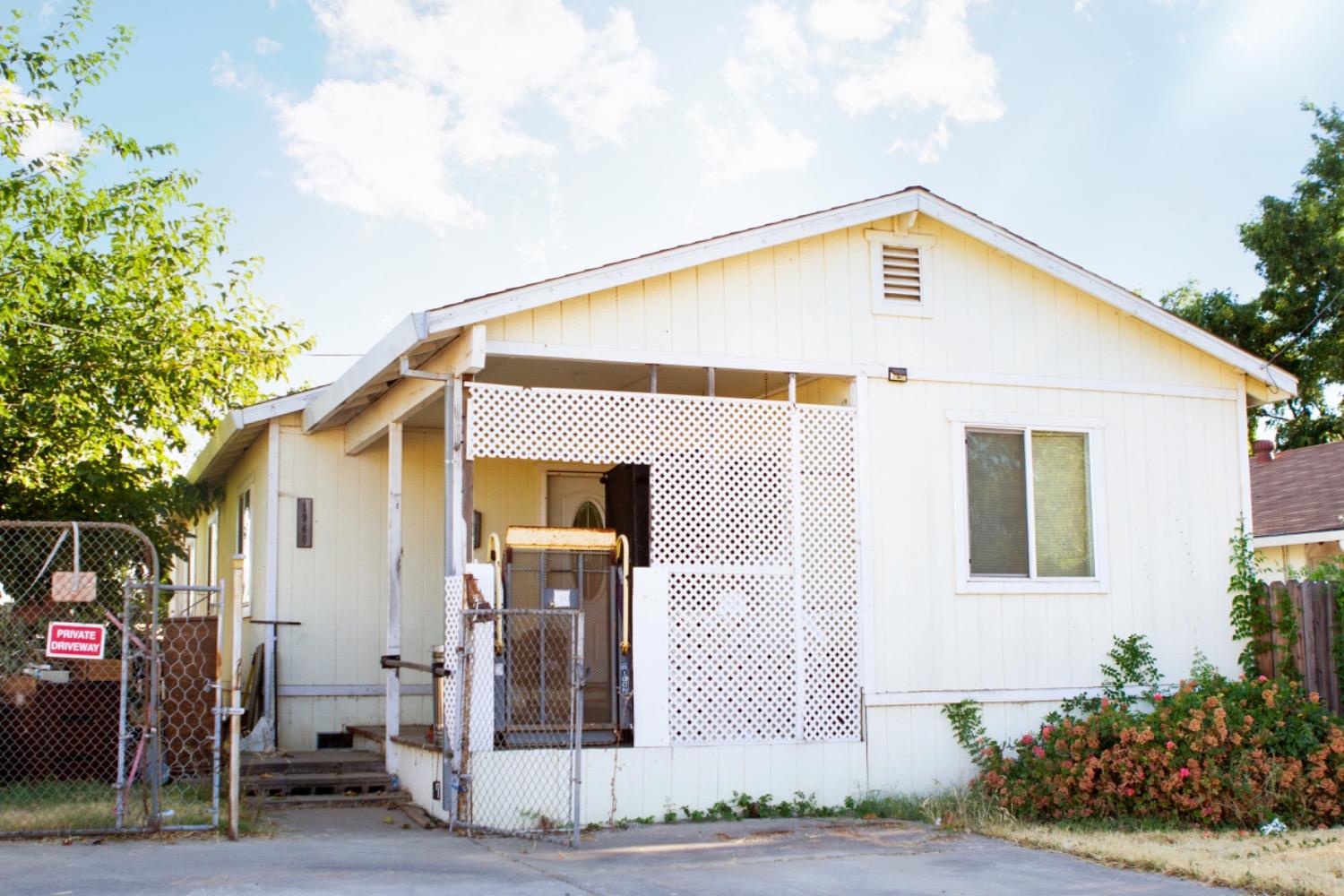 Detail Gallery Image 1 of 1 For 1944 Chapman Ave, Olivehurst,  CA 95961 - 3 Beds | 2 Baths