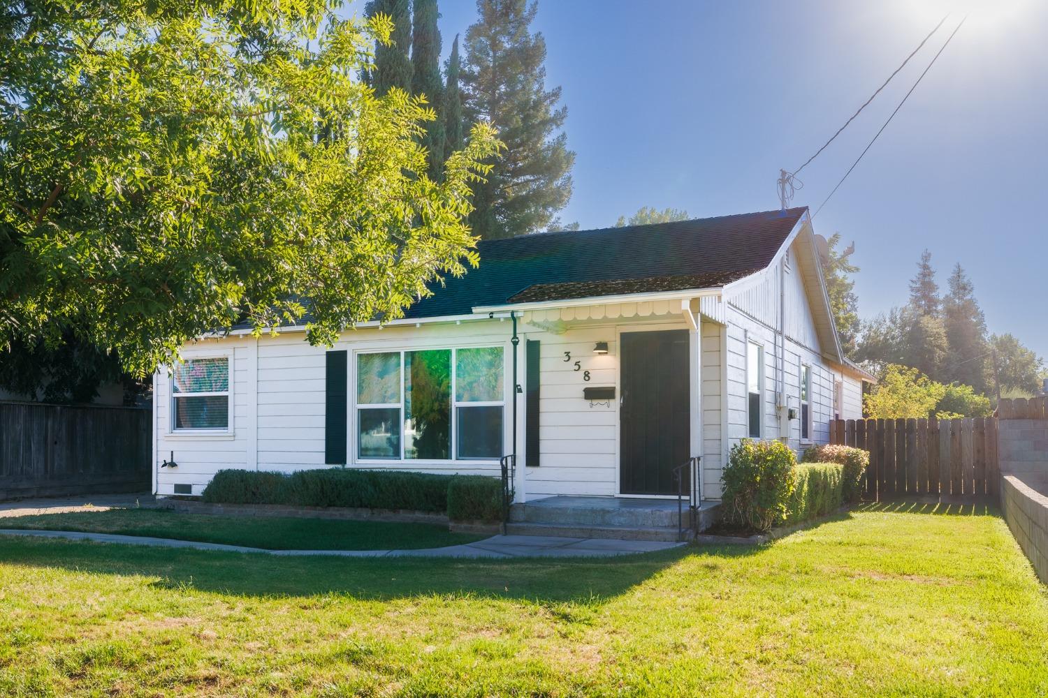 Detail Gallery Image 1 of 37 For 358 N Berkeley Ave, Turlock,  CA 95380 - 3 Beds | 2 Baths