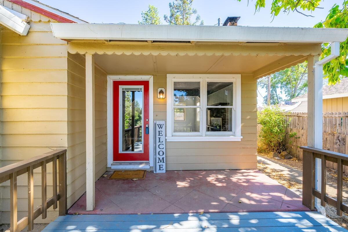 Detail Gallery Image 2 of 40 For 875 Hillcrest St, Placerville,  CA 95667 - 3 Beds | 2 Baths