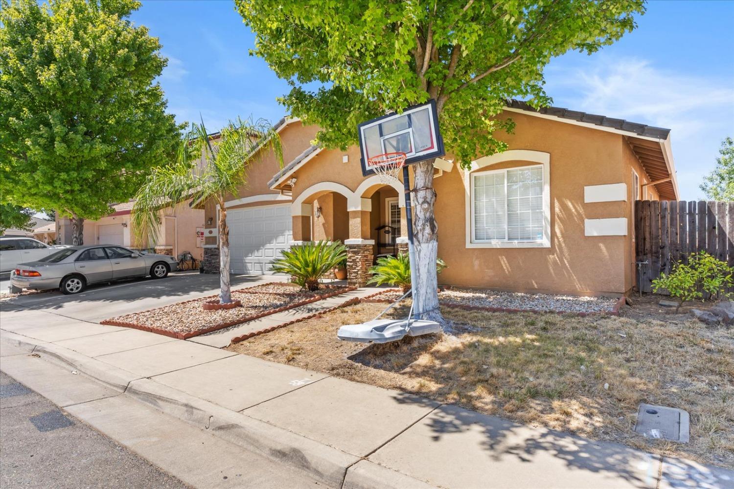 Detail Gallery Image 2 of 71 For 2562 Emerald Dr, Yuba City,  CA 95991 - 4 Beds | 3 Baths