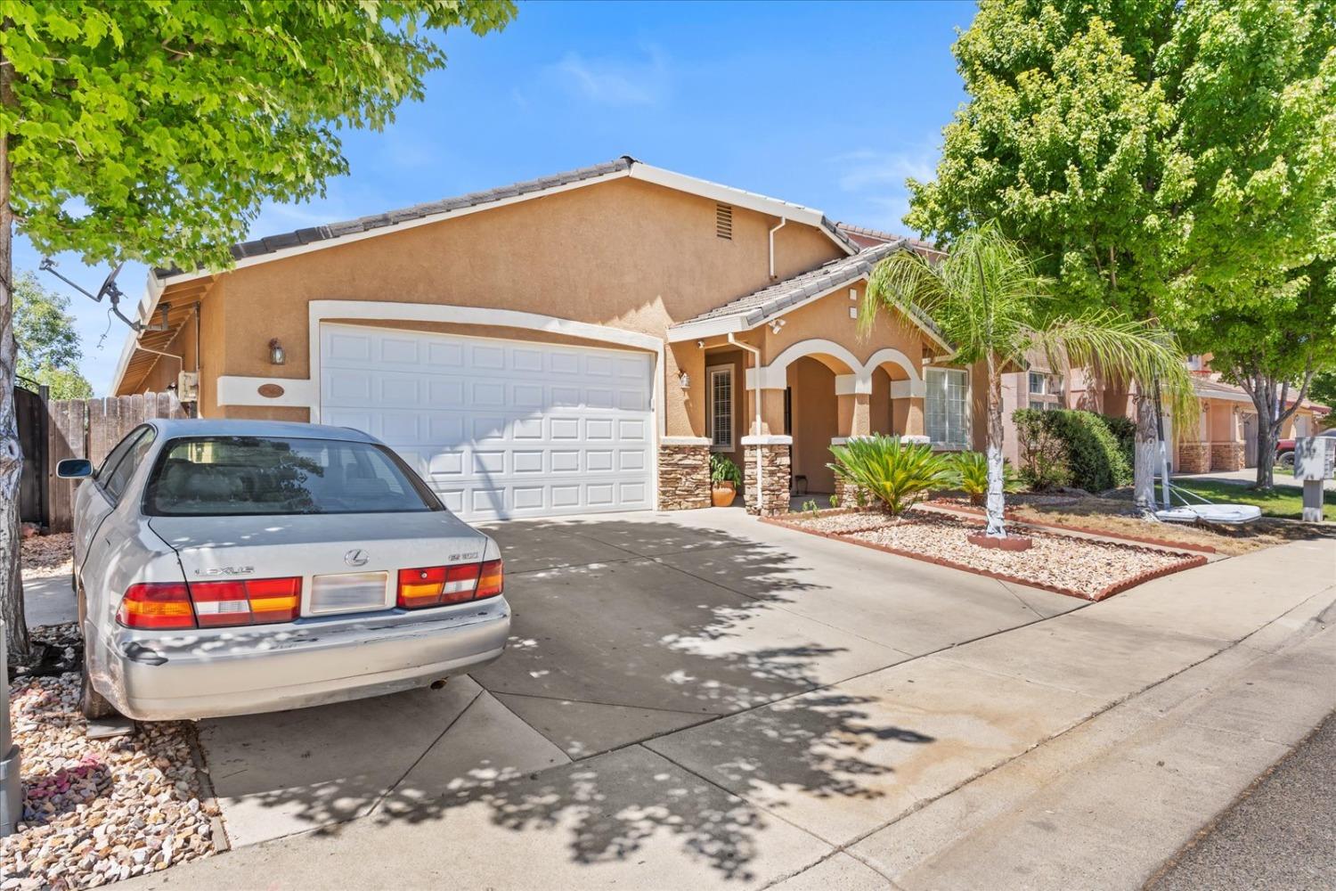 Detail Gallery Image 1 of 71 For 2562 Emerald Dr, Yuba City,  CA 95991 - 4 Beds | 3 Baths