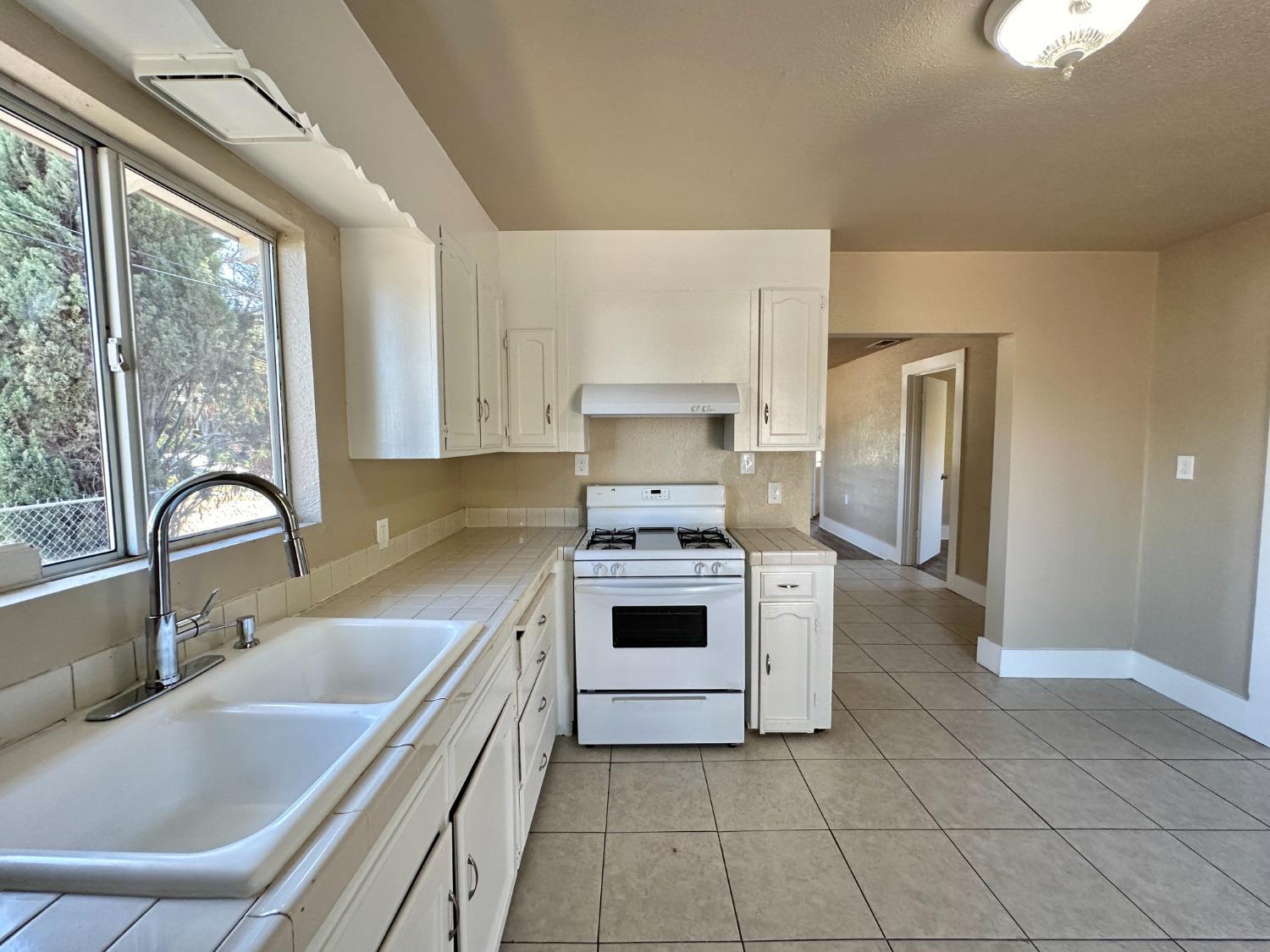 Detail Gallery Image 9 of 21 For 1611 S Hazelwood Blvd, Fresno,  CA 93702 - 3 Beds | 1 Baths