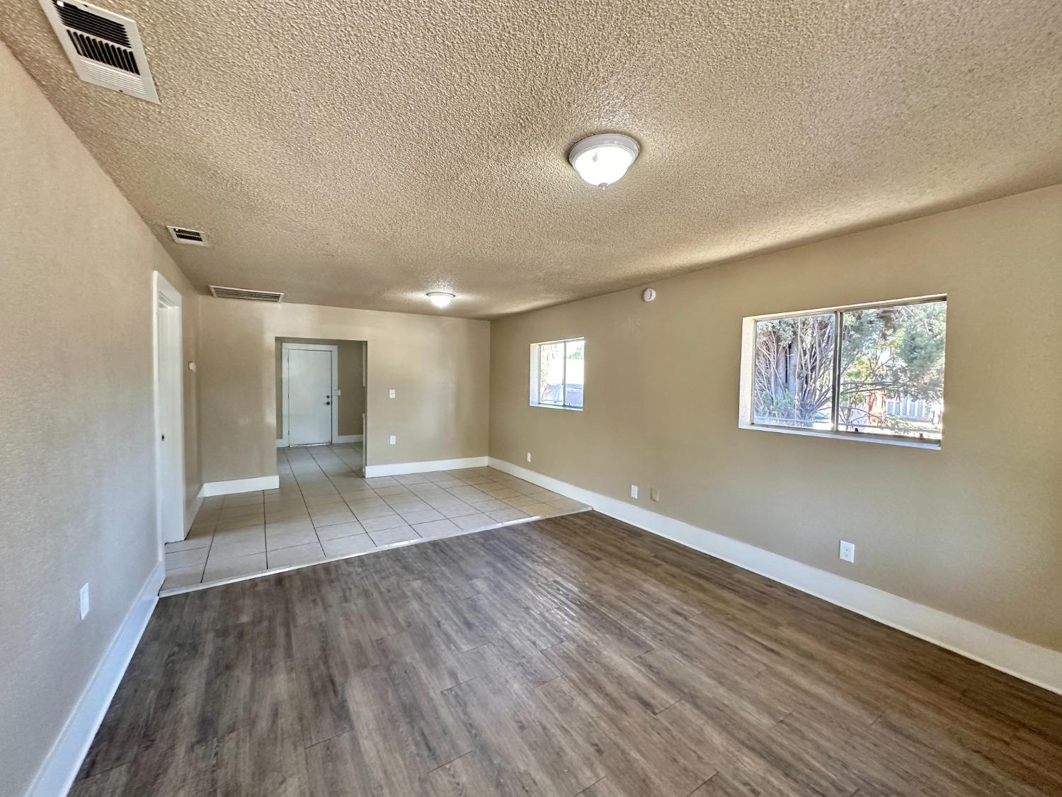 Detail Gallery Image 4 of 21 For 1611 S Hazelwood Blvd, Fresno,  CA 93702 - 3 Beds | 1 Baths